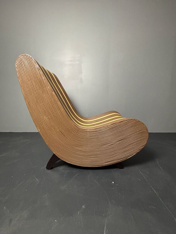 Chaise longue basse en rotin, bambou, avec des courbes et des vagues, des années 1970.
