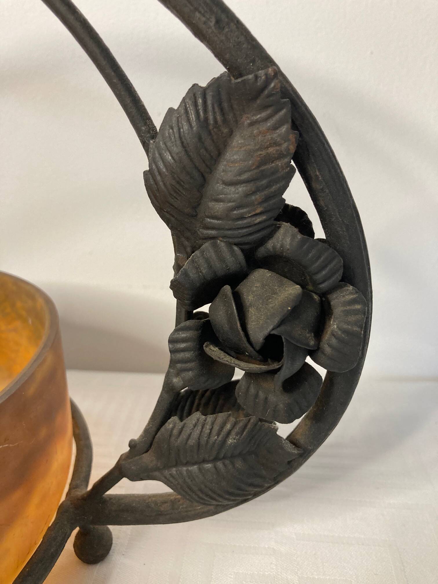 Coupe vide-poche en verre orangé et fer forgé début XXème