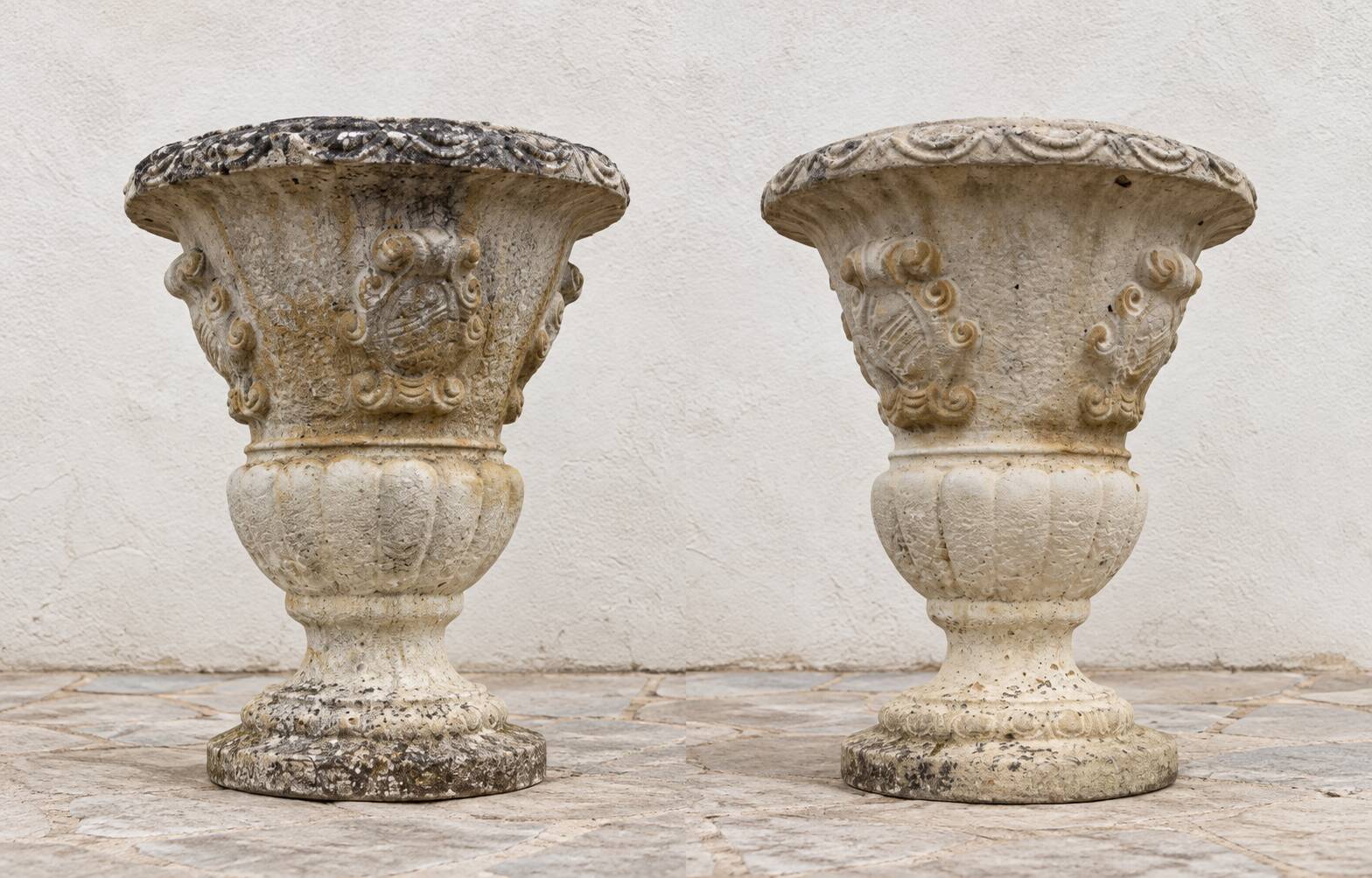 Pair of garden vases in reconstituted stone, Médicis shape, patinated.