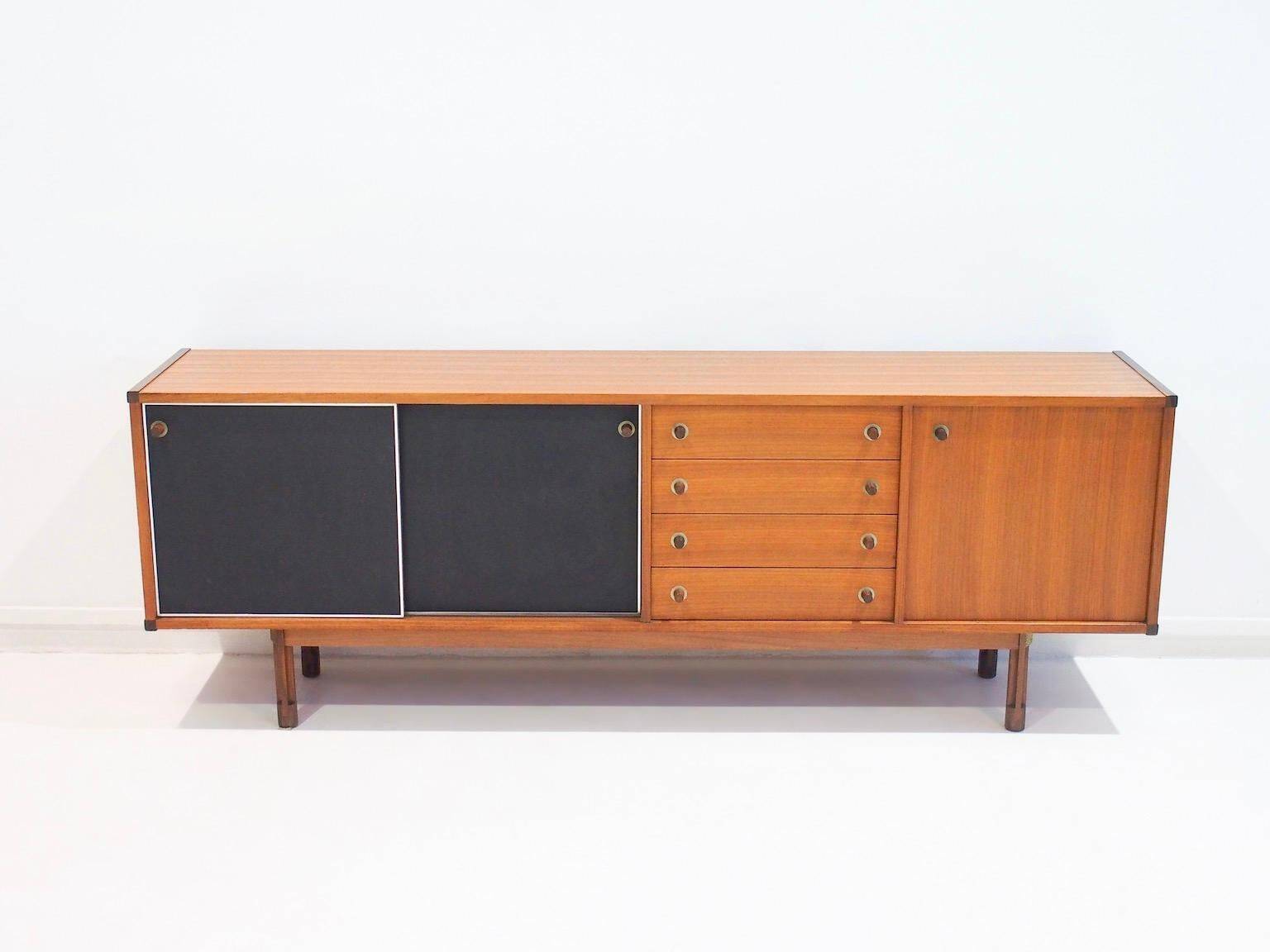 Enfilade en bois avec portes noires par George Coslin