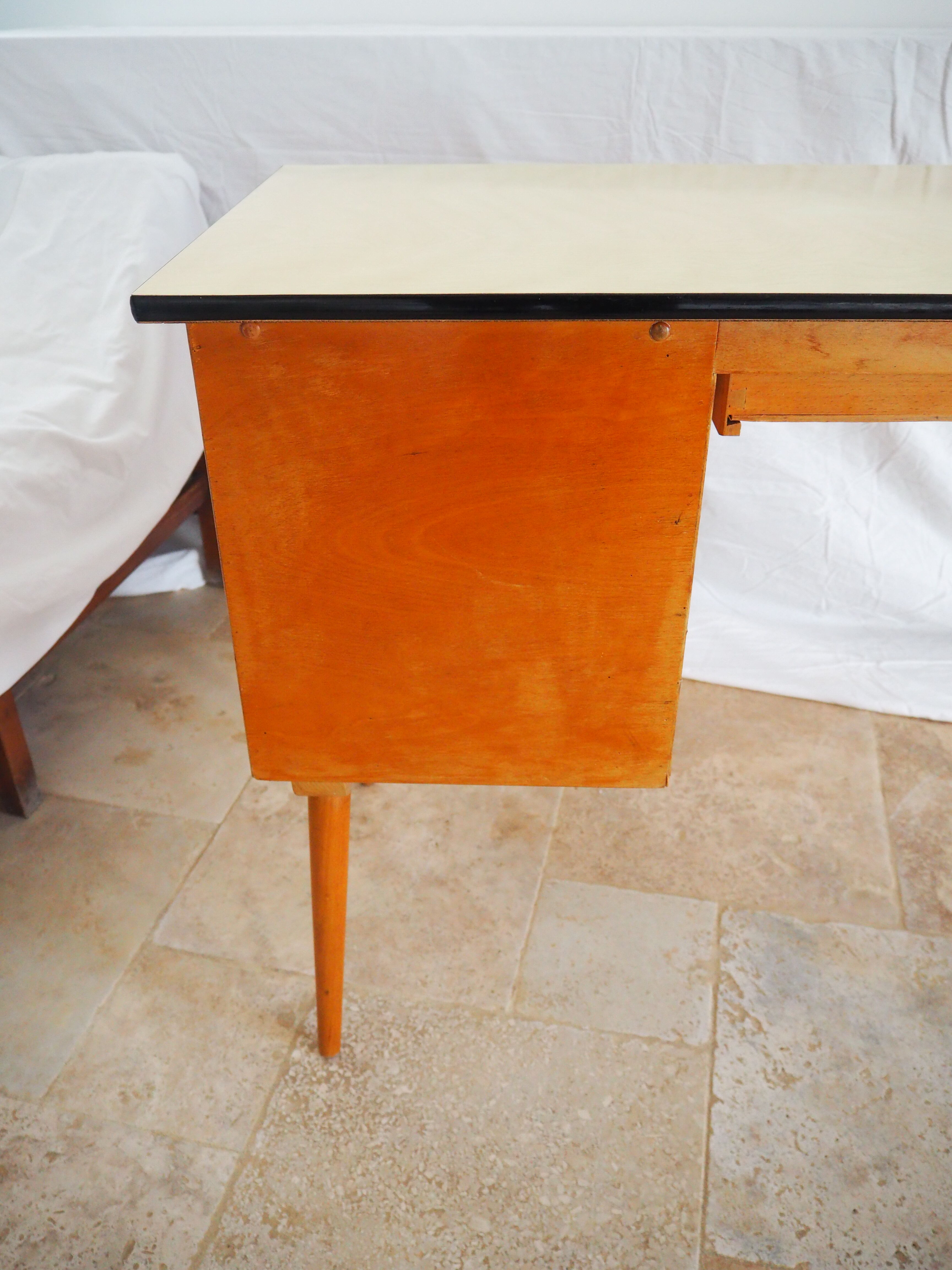 Bureau en bois plateau formica des années 60