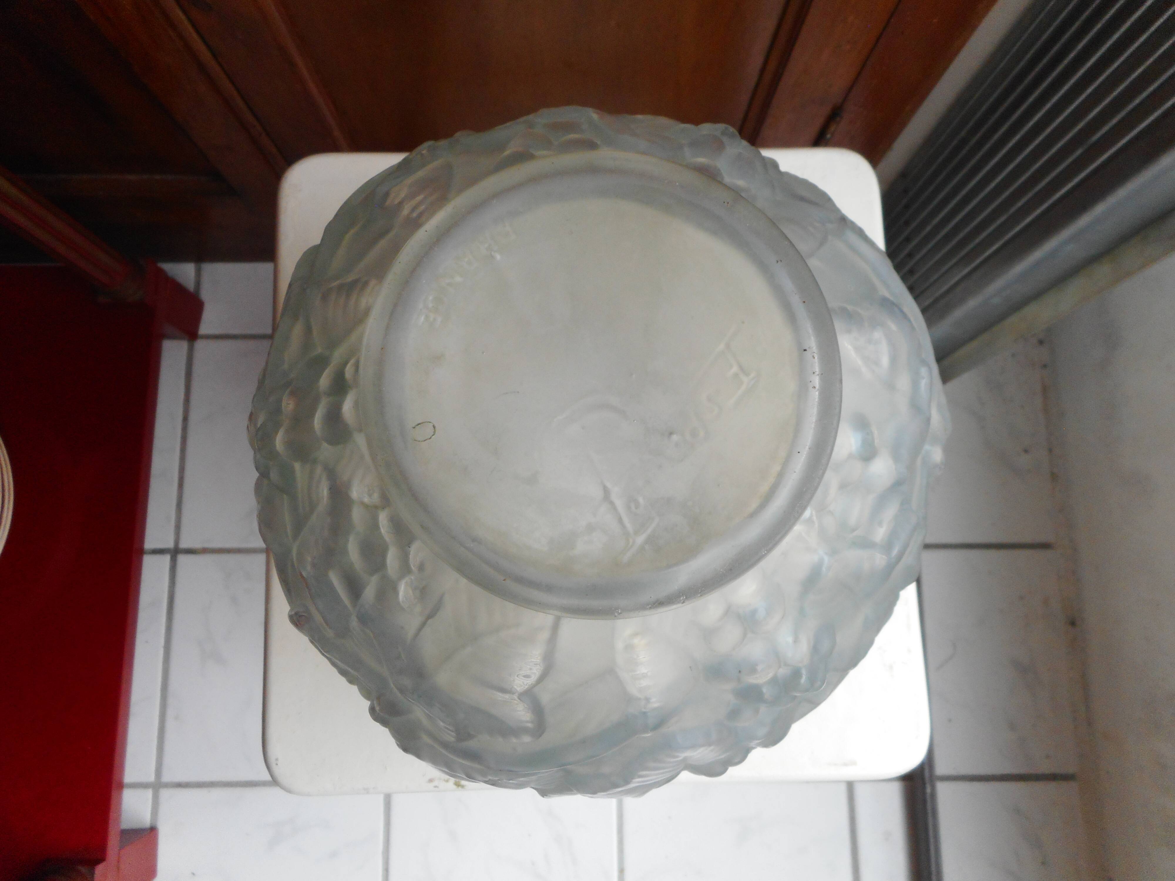 Vase boule en verre moulé art déco