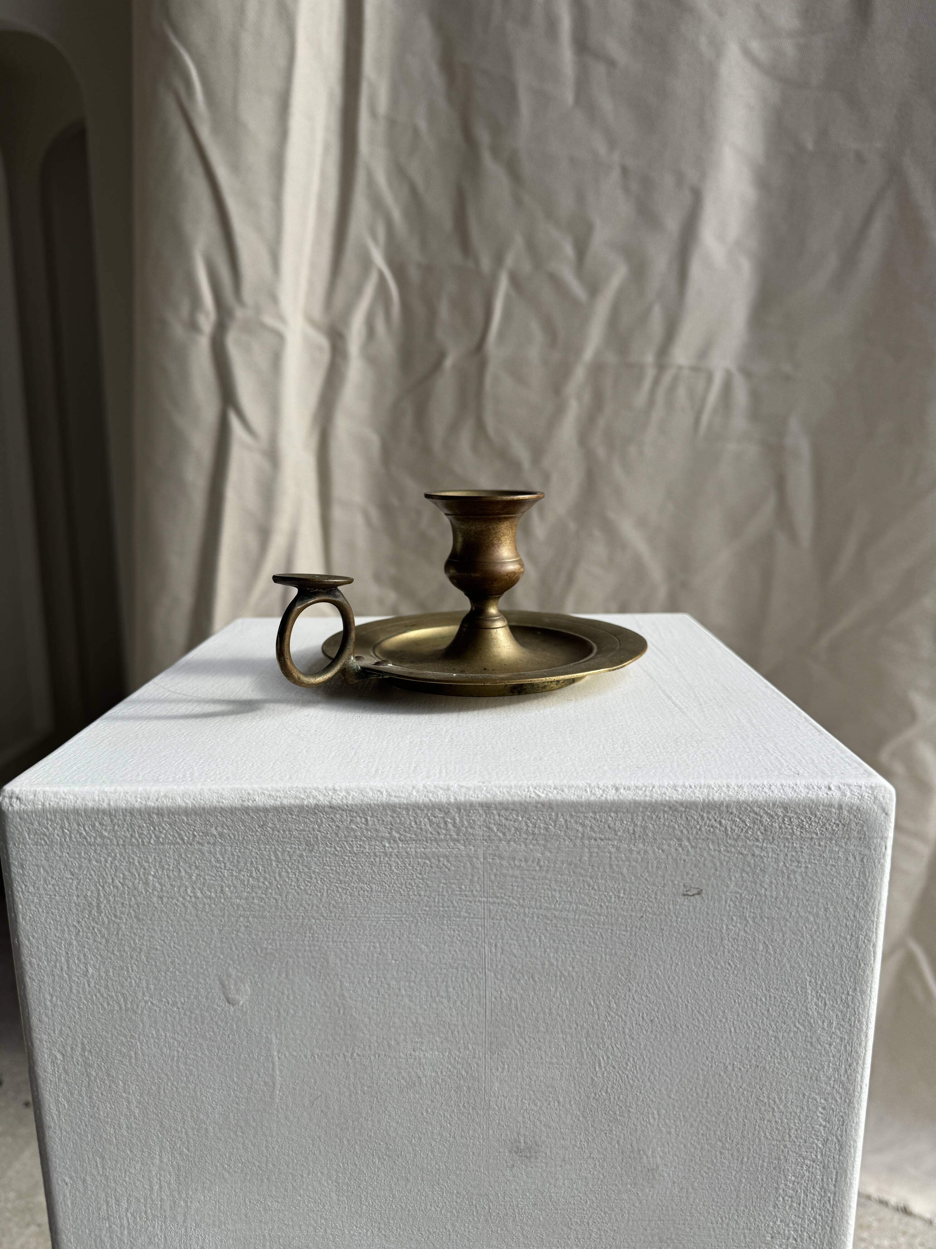 Antique gold hand candlestick with a handle fixed by 3 rivets H8 D13