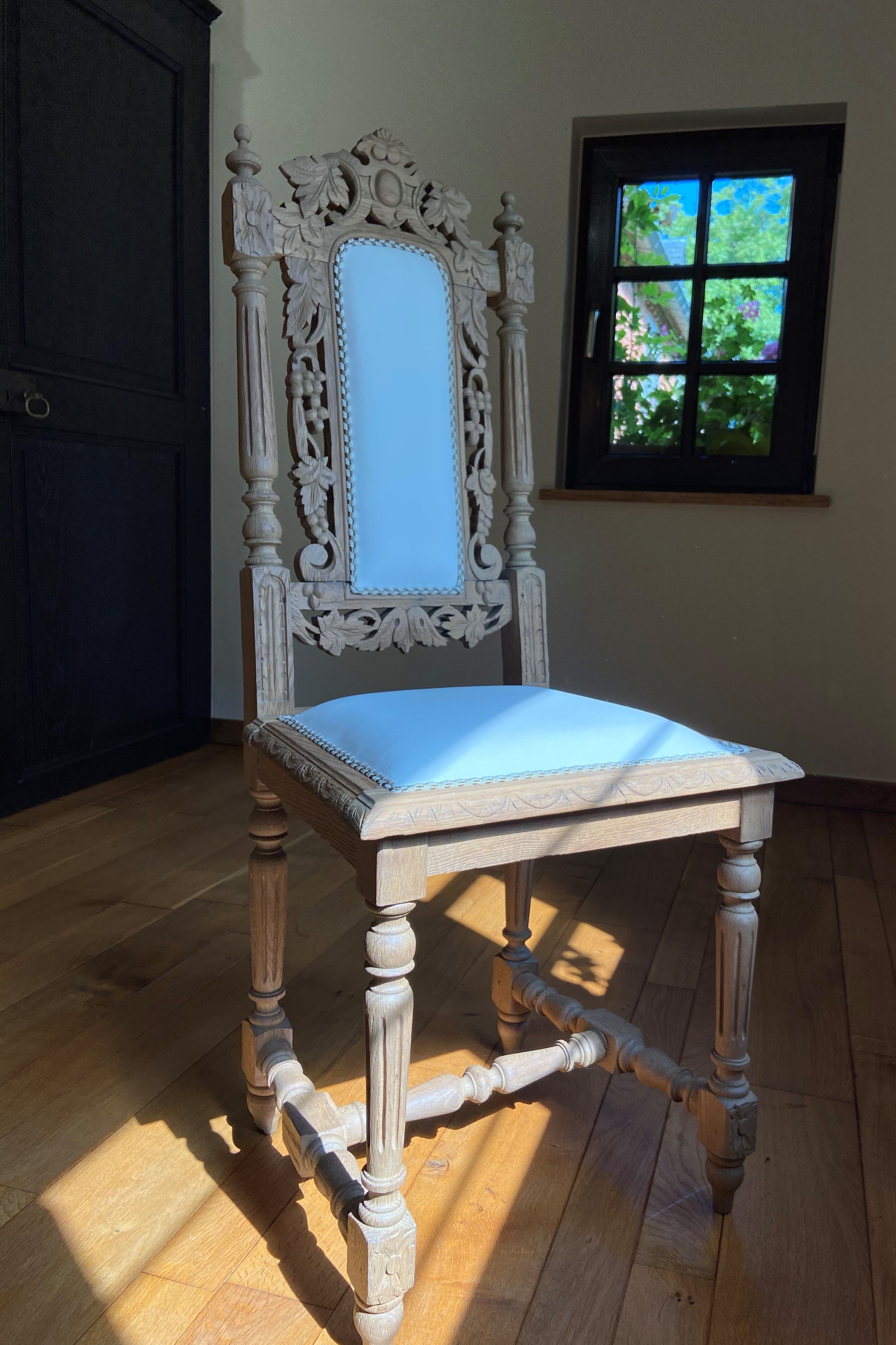 Set of 2 wooden chairs