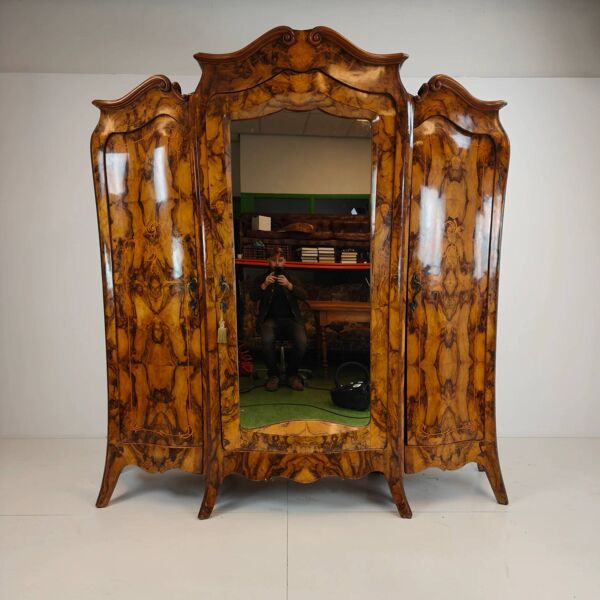 Grande armoire / penderie italienne antique – ronce de noyer, forme bombé