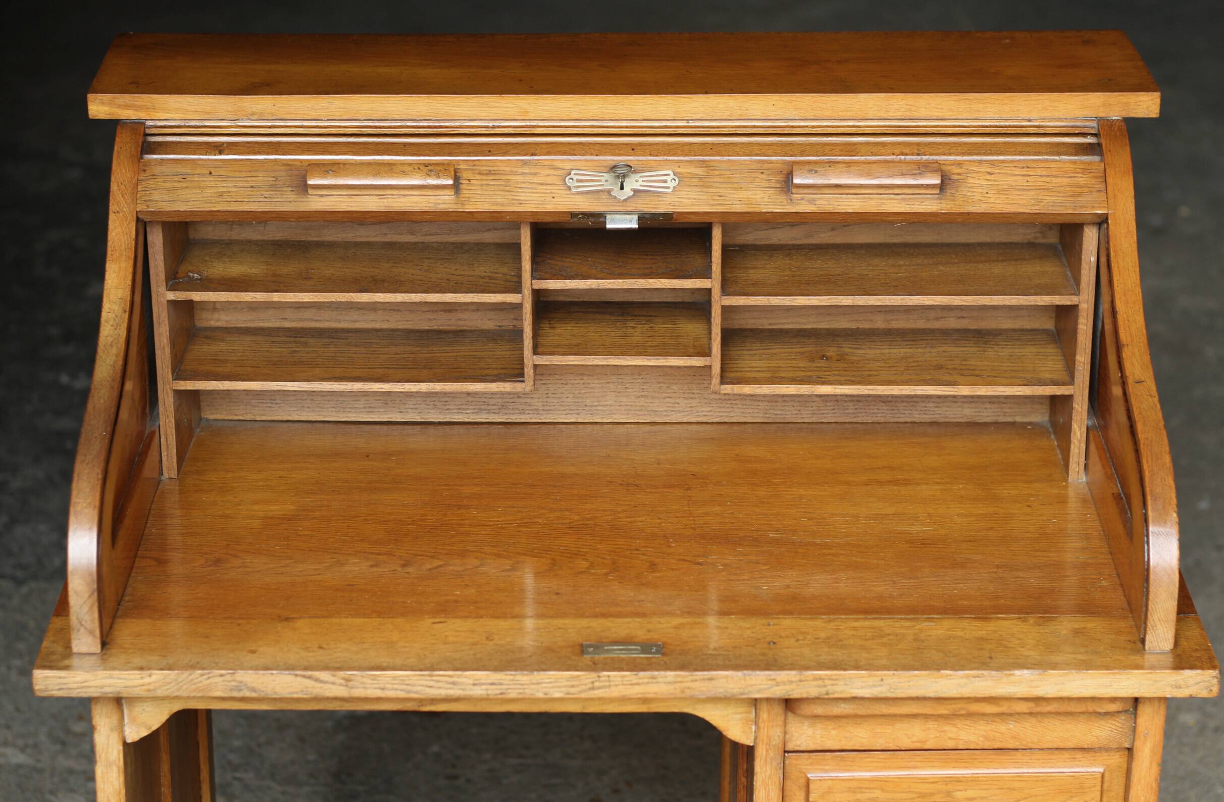 American desk with a single column in its original patina (1930s/40s).