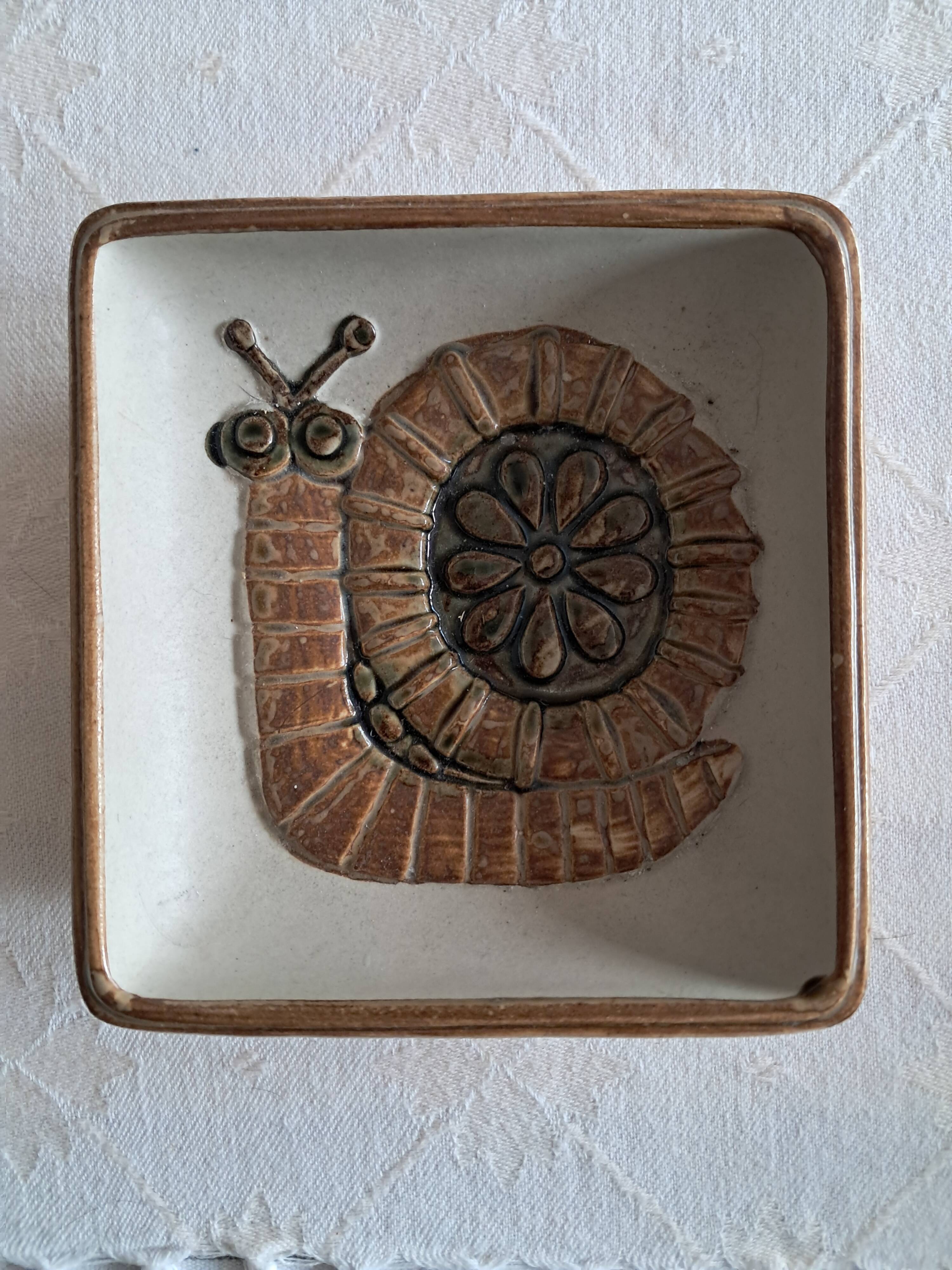 Very original vintage catchall featuring a snail.