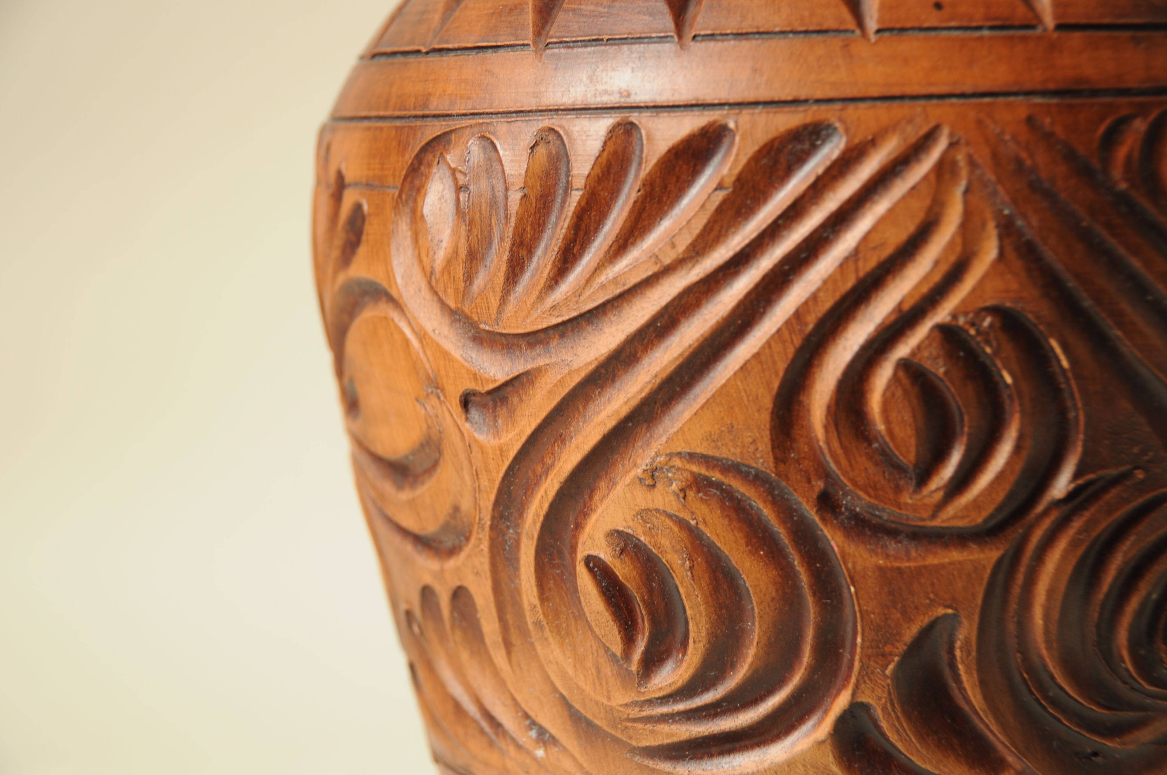 Wood effect sculpted ceramic vase