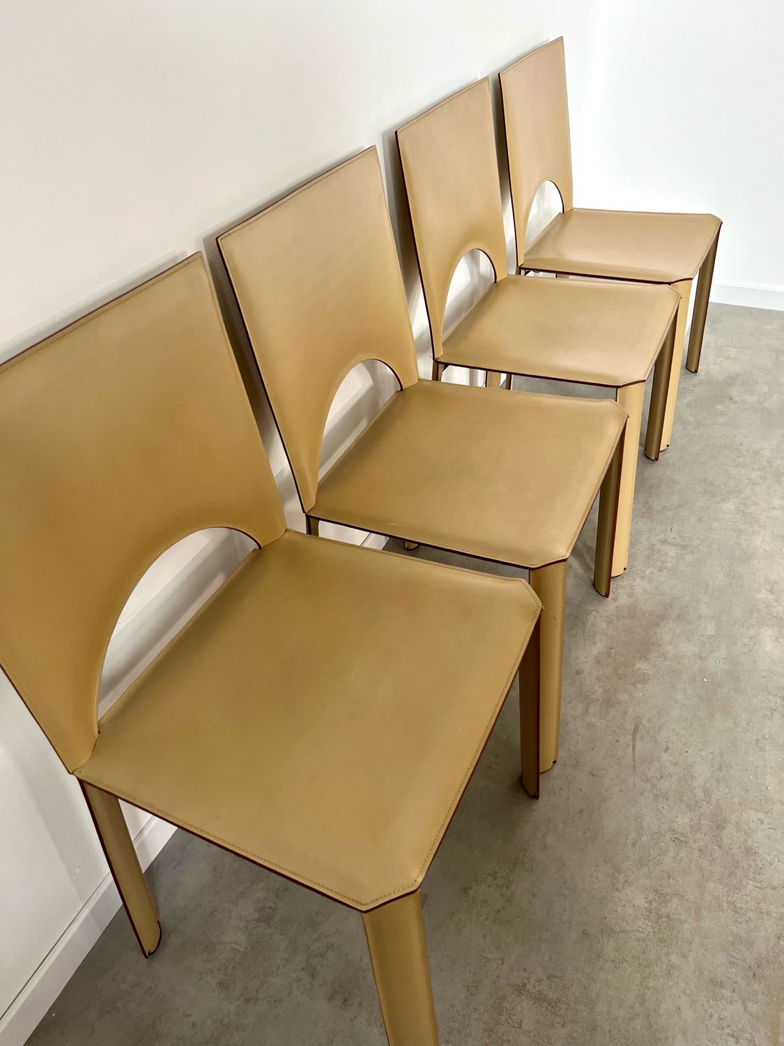 Lot 4 chairs all leather cream design 70s/80s Italy vintage