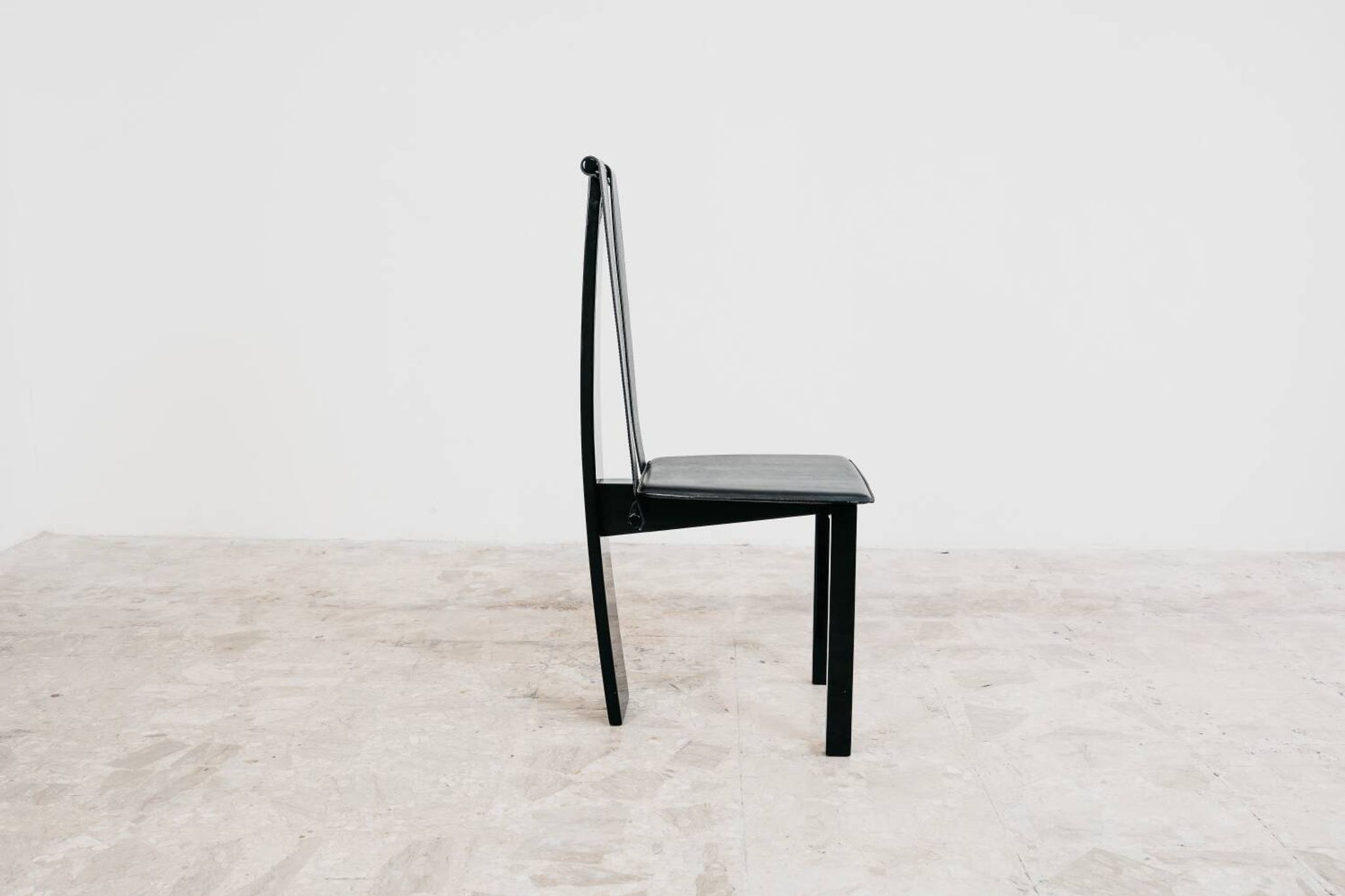 Ensemble de 4 chaises de salle à manger postmodernes design années 80 vintage.