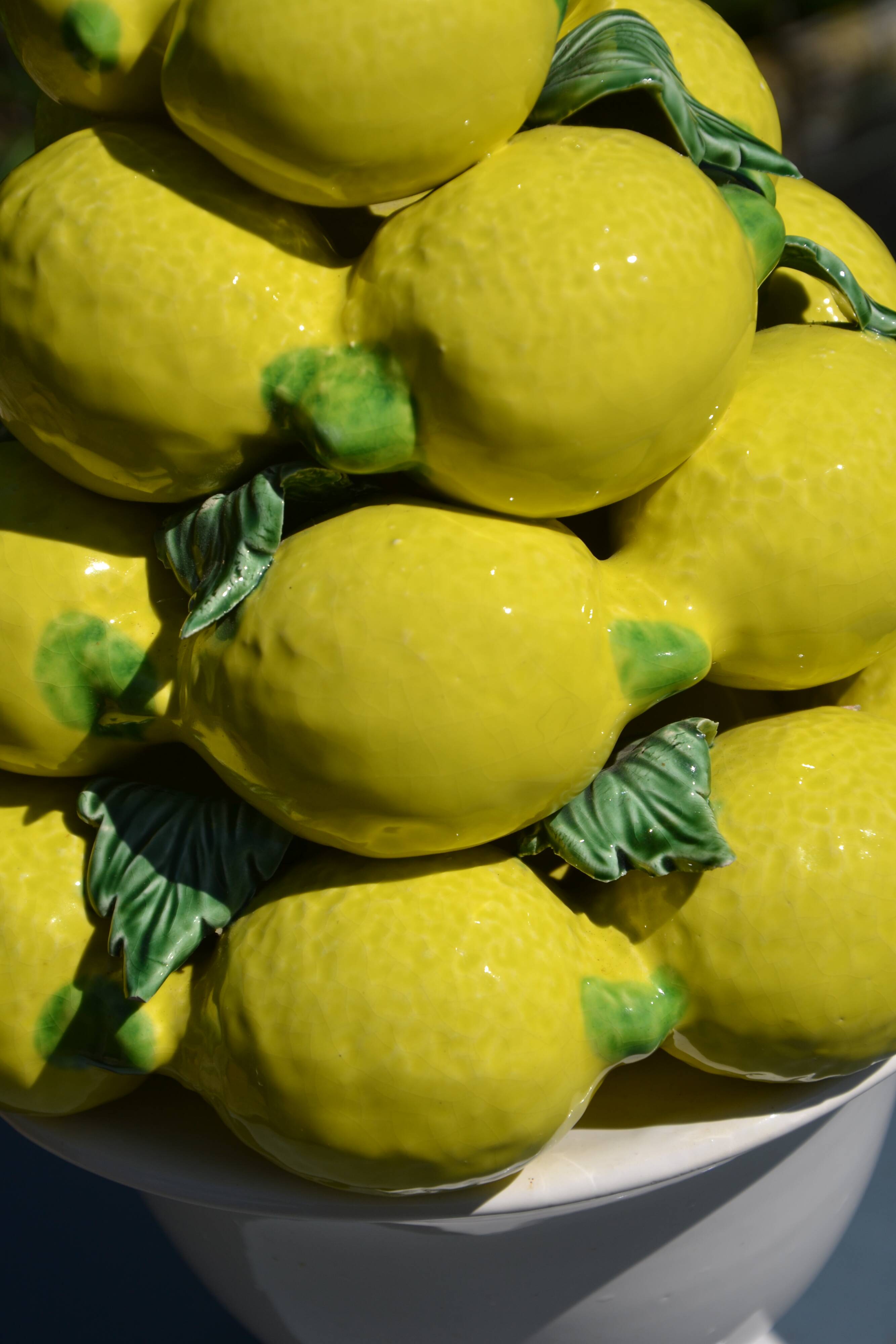 Centrepiece lemons/large fruit bowl in majolica