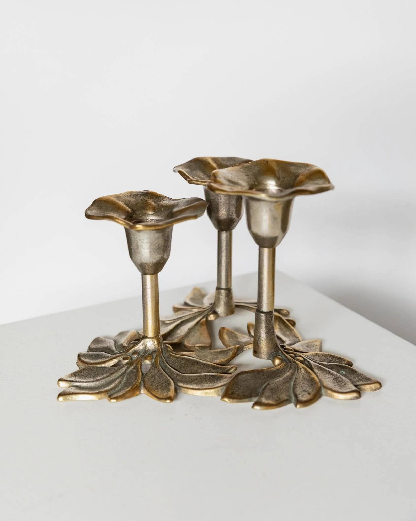 Bougeoir en laiton doré plaqué or à 3 bras avec motif de fleurs et de feuilles, design danois des années 1970.