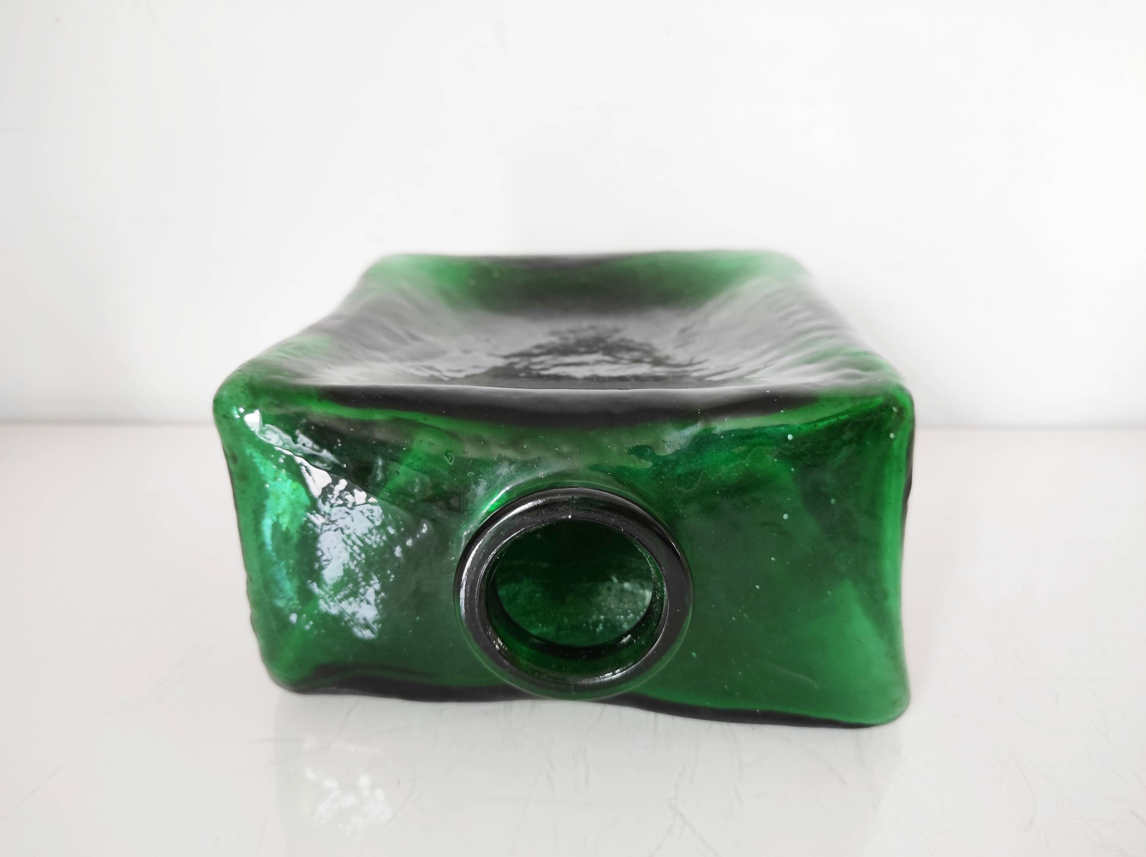 vase carré en verre vert