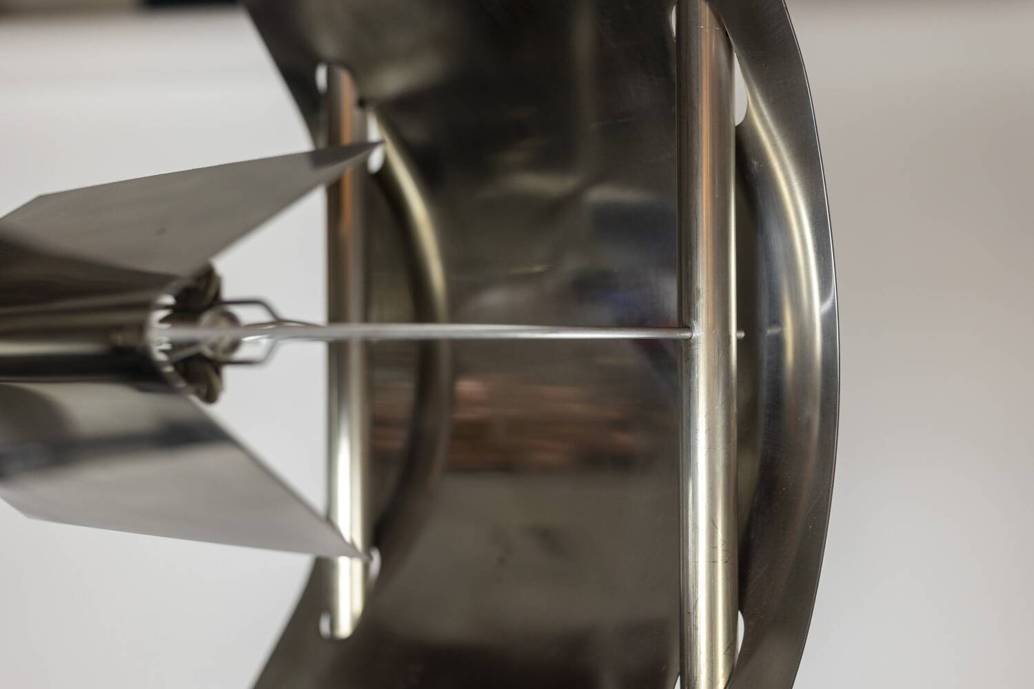 Geometric floor lamp in silver metal. 1980s.