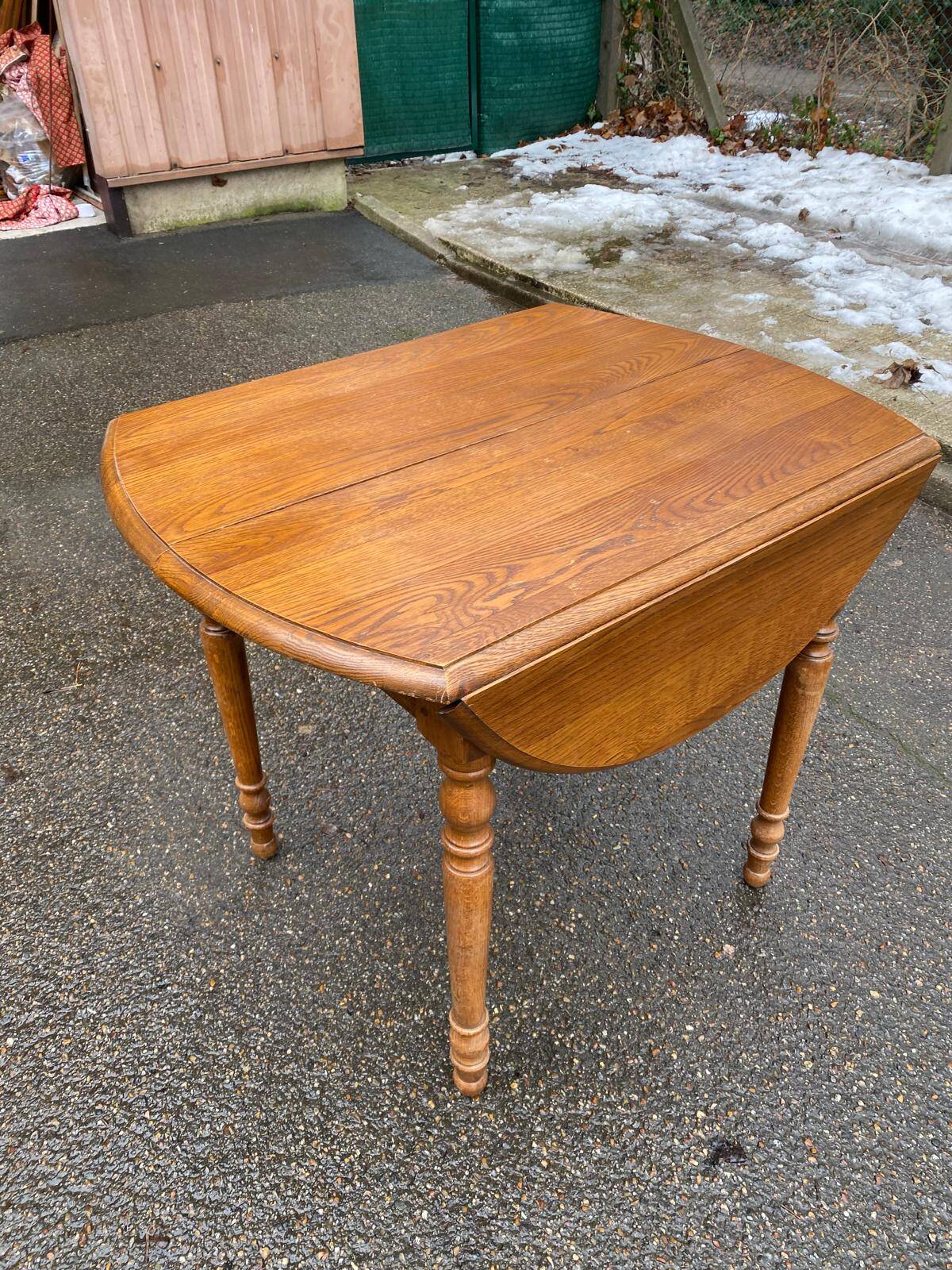 Round extendable dining table Louis Philippe 90cm with 2 extensions in oak.