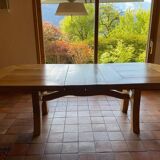 Extendable table in solid oak