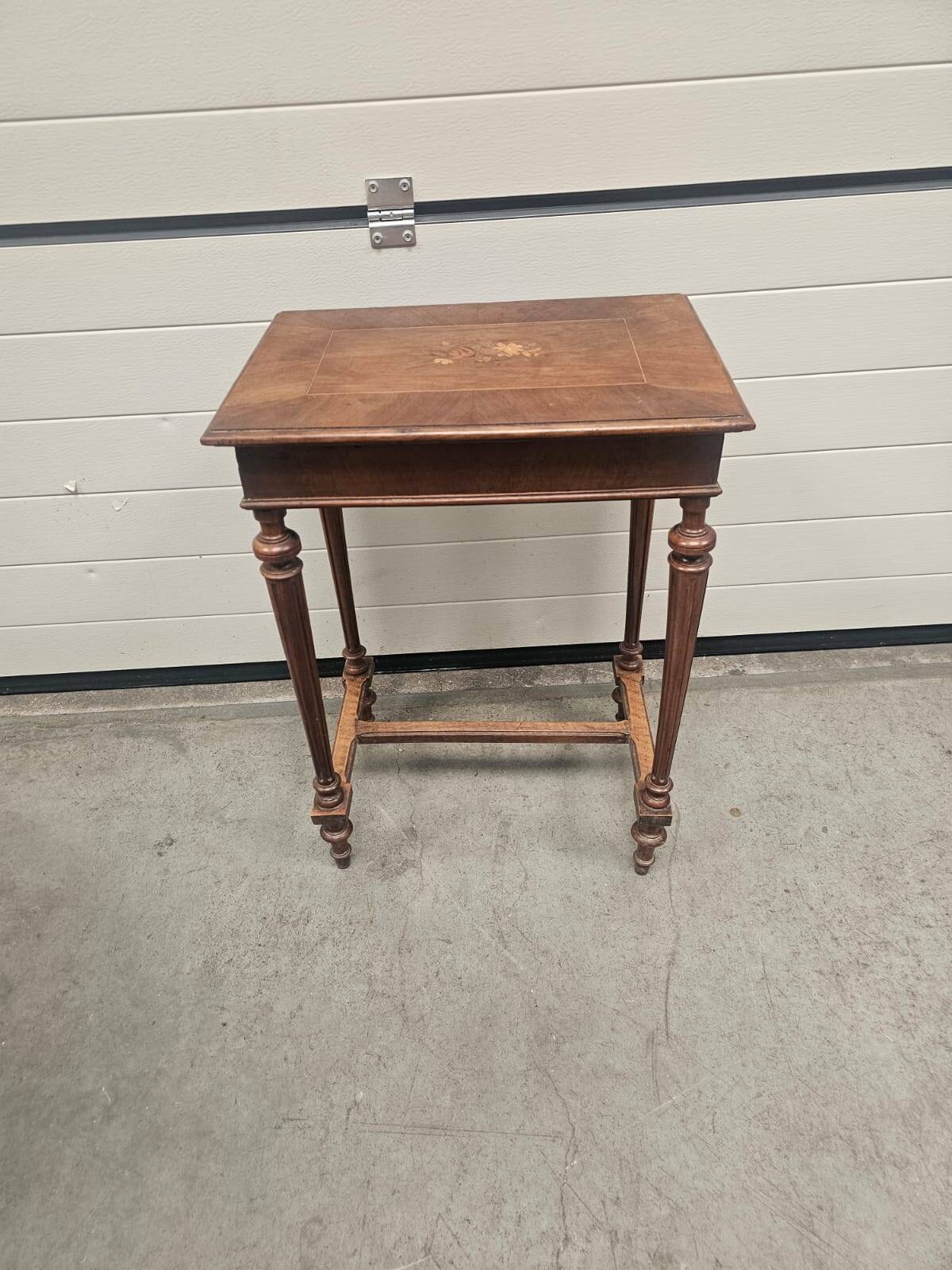 Antique dressing table with floral marquetry and integrated mirror
