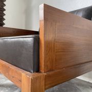 Fauteuil moderniste bois exotique et cuir