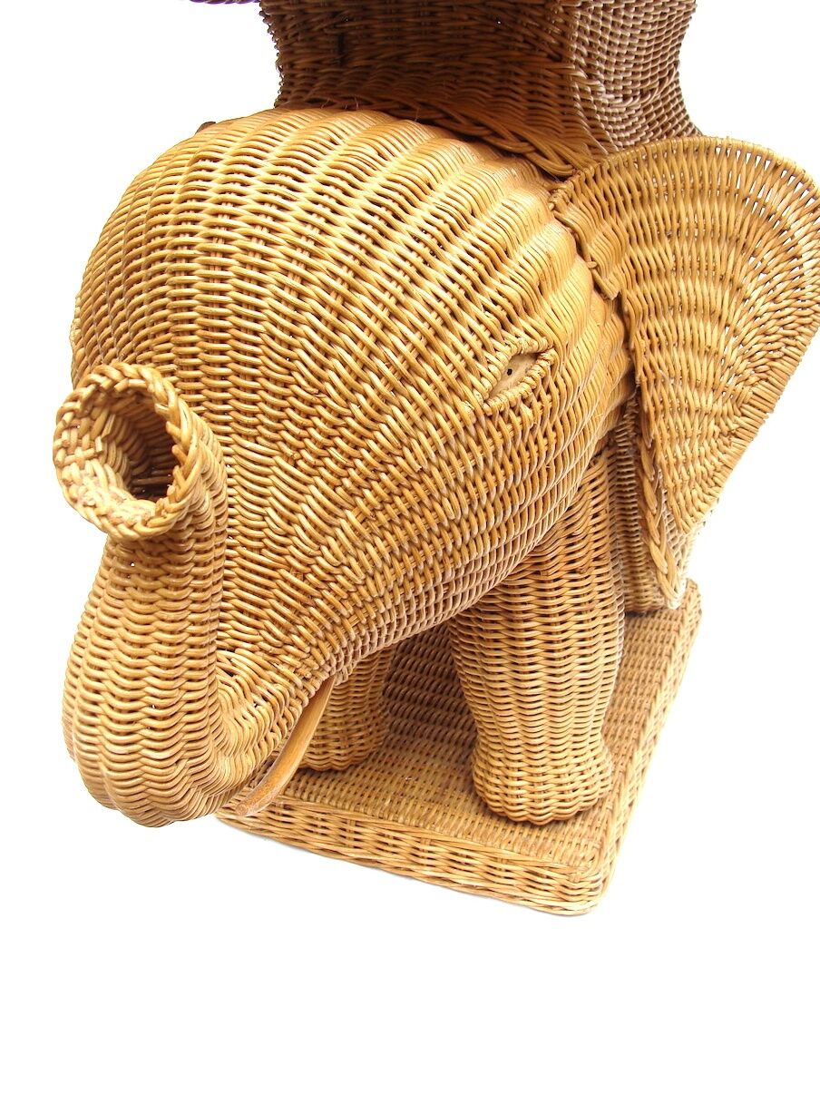Elephant bass table in rattan.