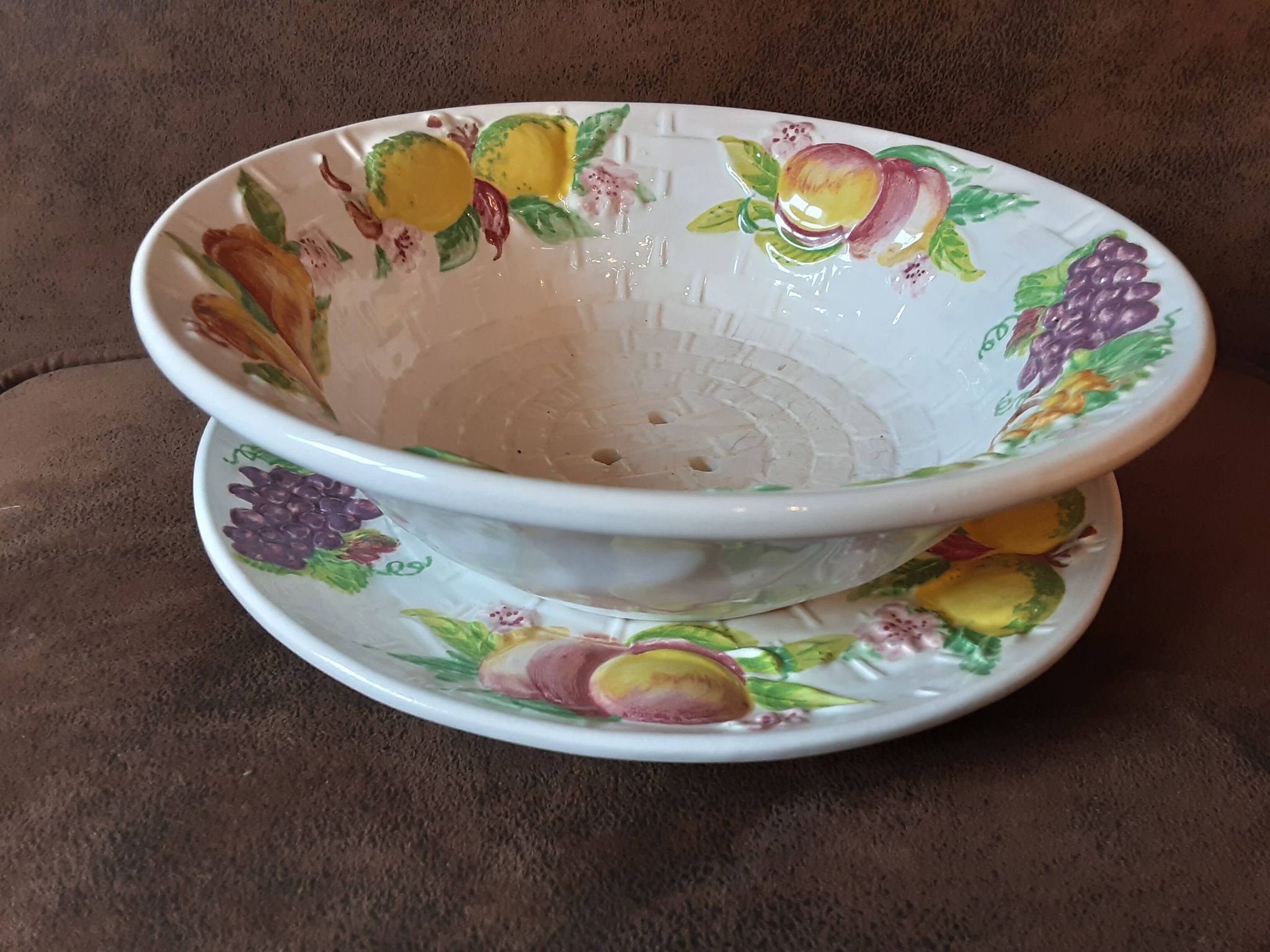 Drainer and its slippery-style plate