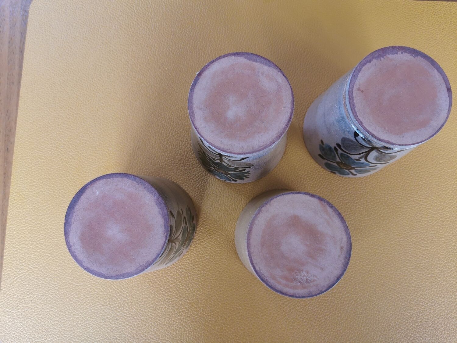 Suite of 4 vintage mugs