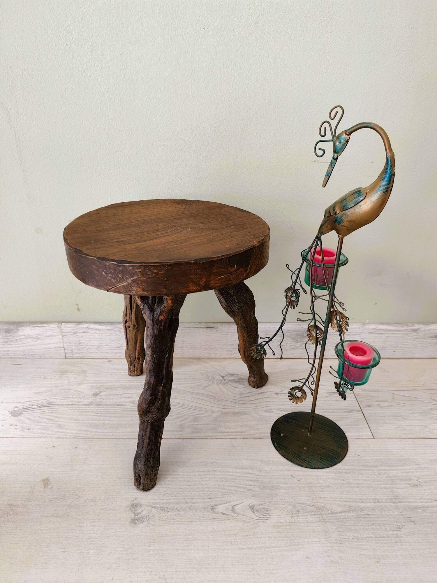 Tabouret brutaliste en ceps de vigne