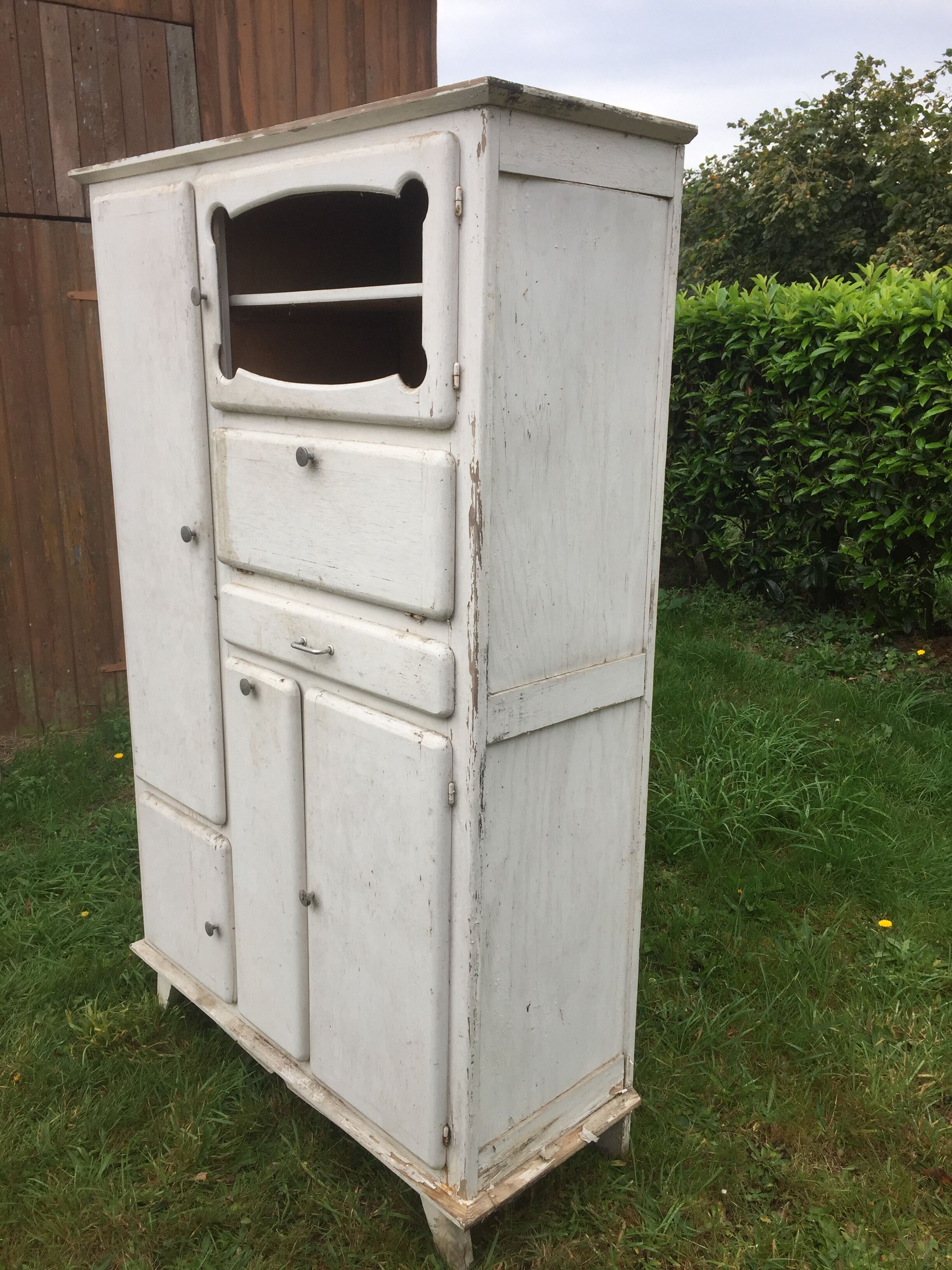 Vintage Mado buffet with white lacquered compass feet.