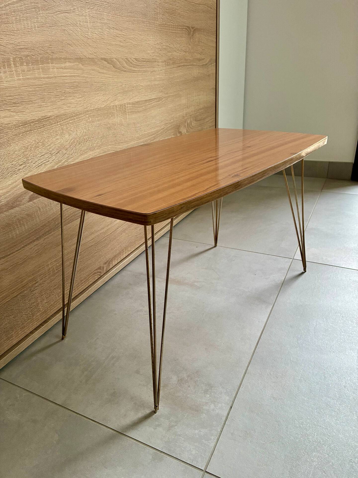 Table basse vintage 1960 Formica teck et pieds laiton