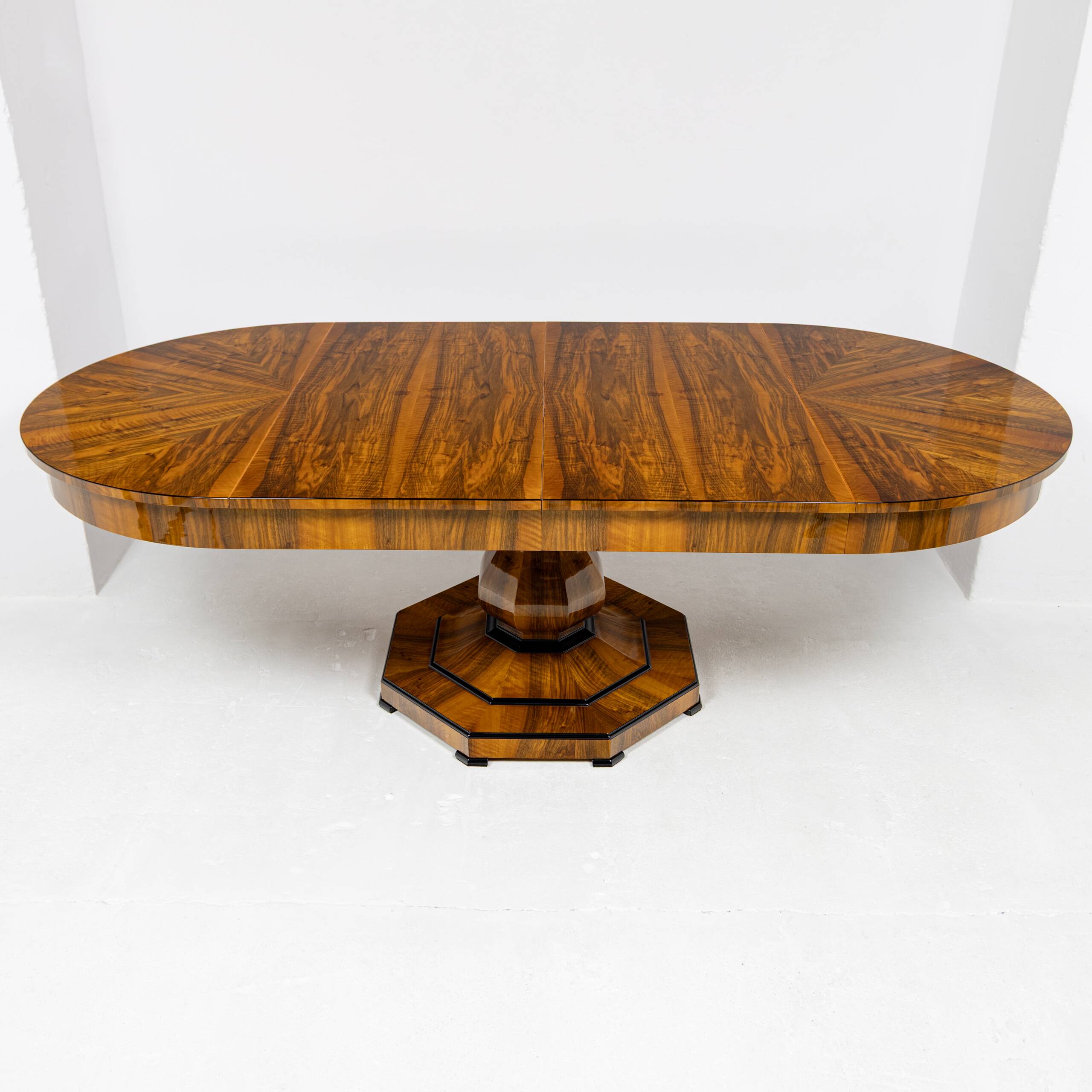 Extendable Biedermeier walnut round table - 1920-1939