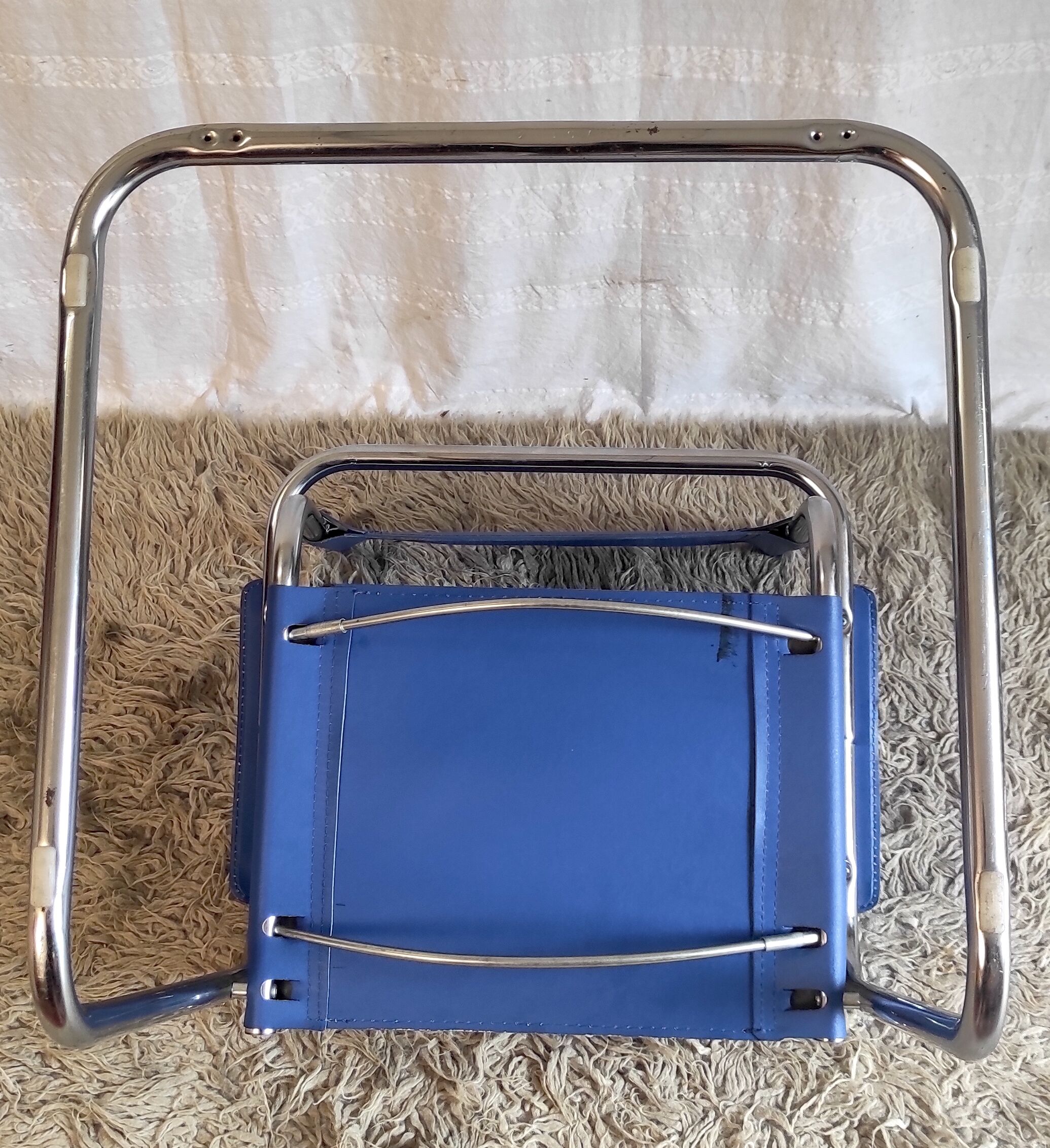 Bauhaus design "cantilever" armchair in blue leather – 80s