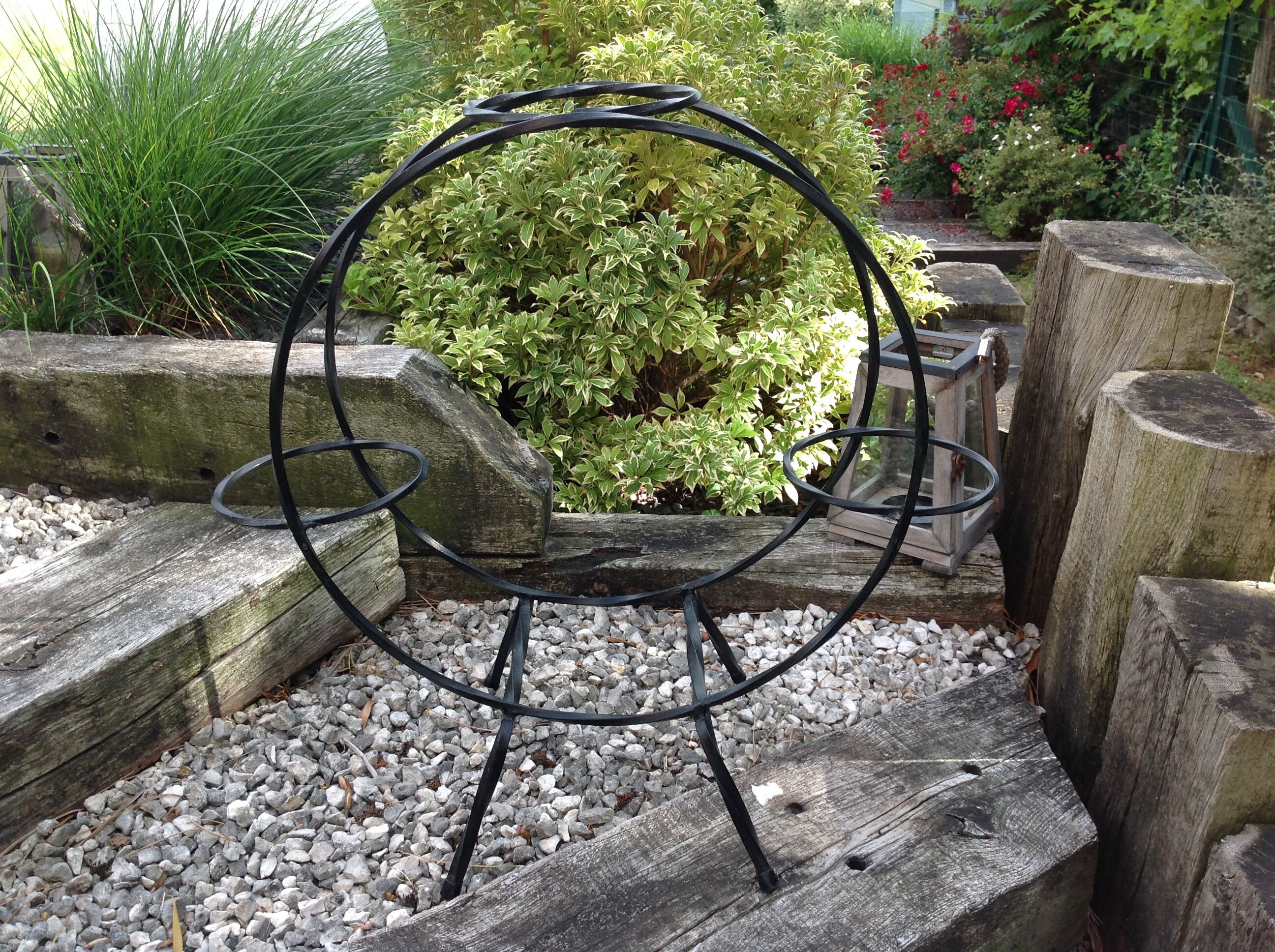 Black wrought iron plant holder 60