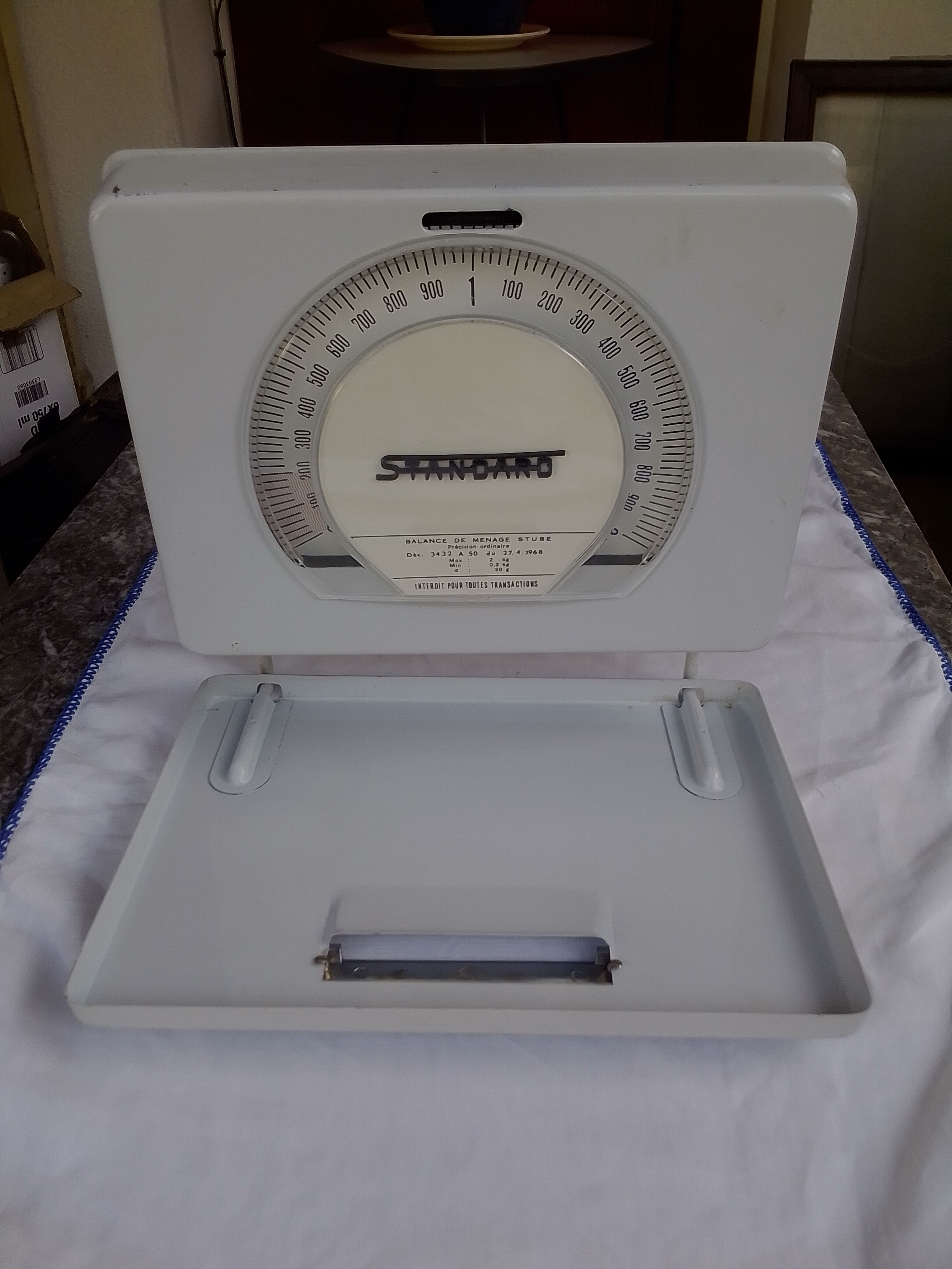 Stube wall-mounted household scale