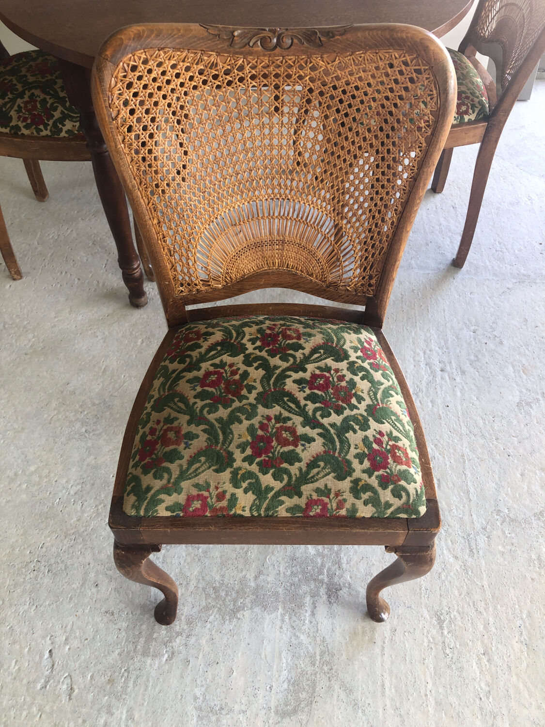 Table ronde avec rallonges et 4 chaises dossier cannage Vintage