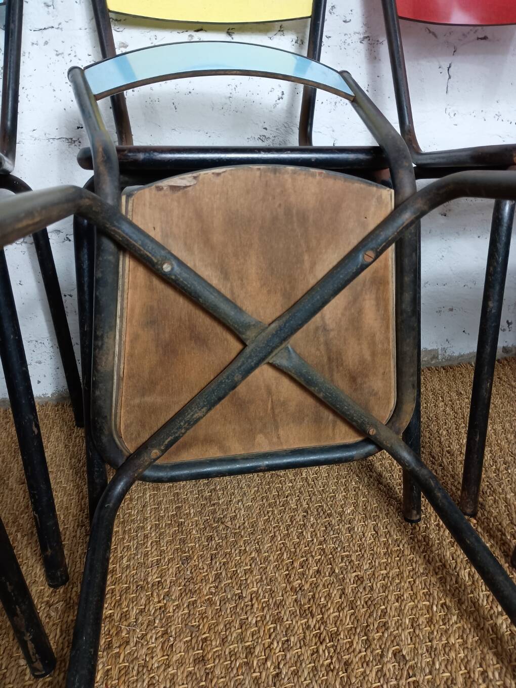 8 chaises de cantine formica rouge jaune bleu tubulure métal années 50-60