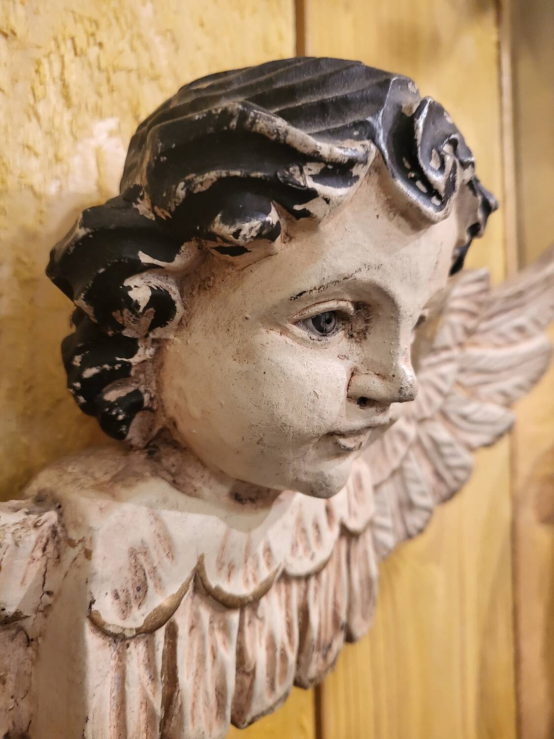 Paire d'anges en bois polychrome