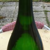 Bouteille en verre soufflé vert de 58 cm.