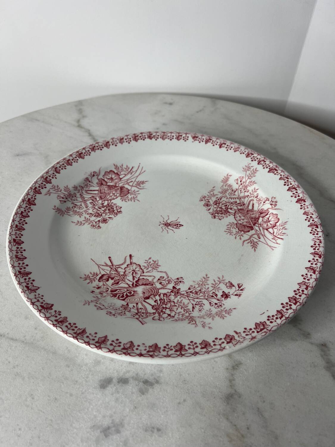 Round presentation dish, iron earth, Onnaing Moisson