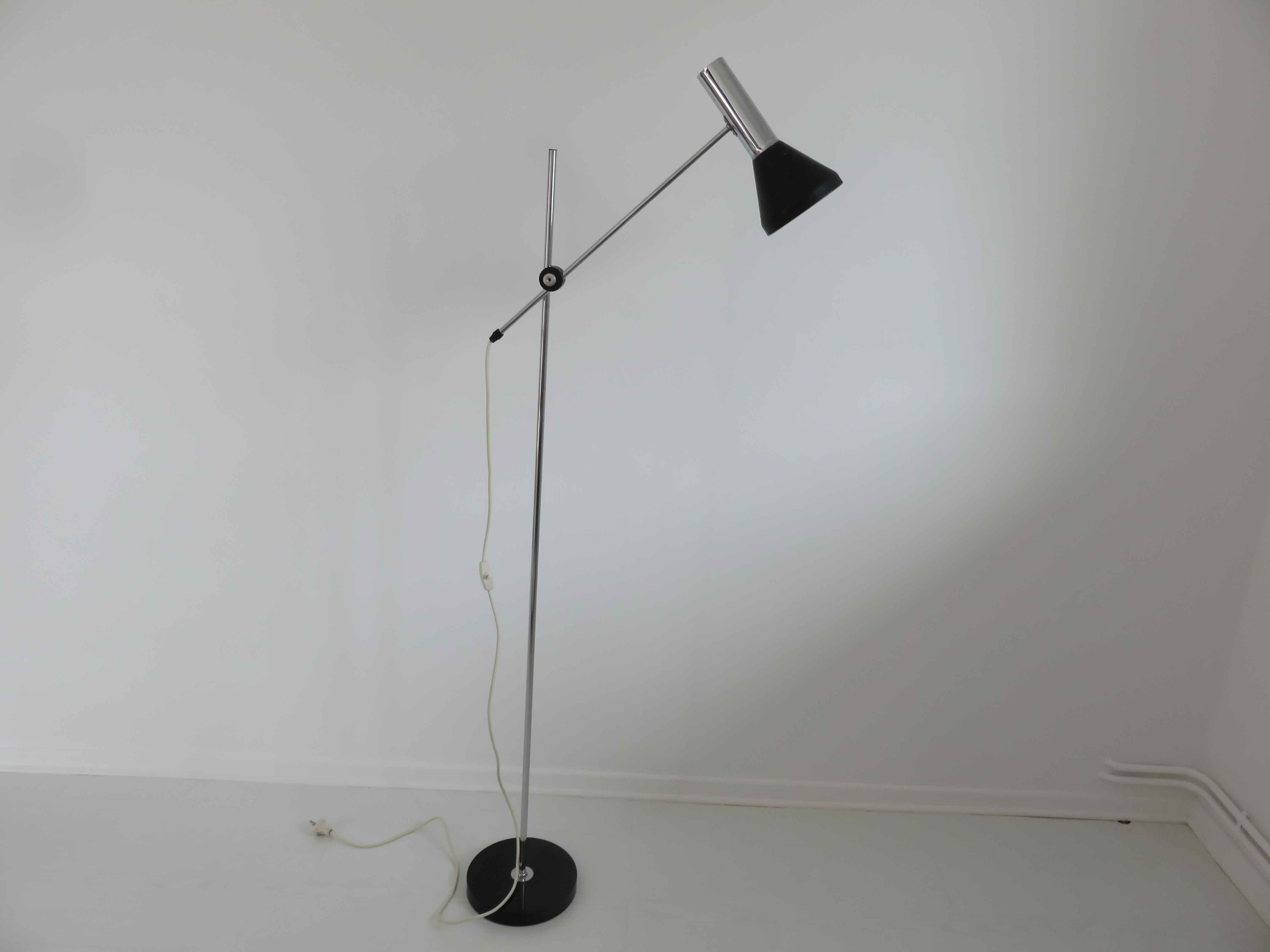 Balance floor lamp in chromed metal and black lacquered metal 60s