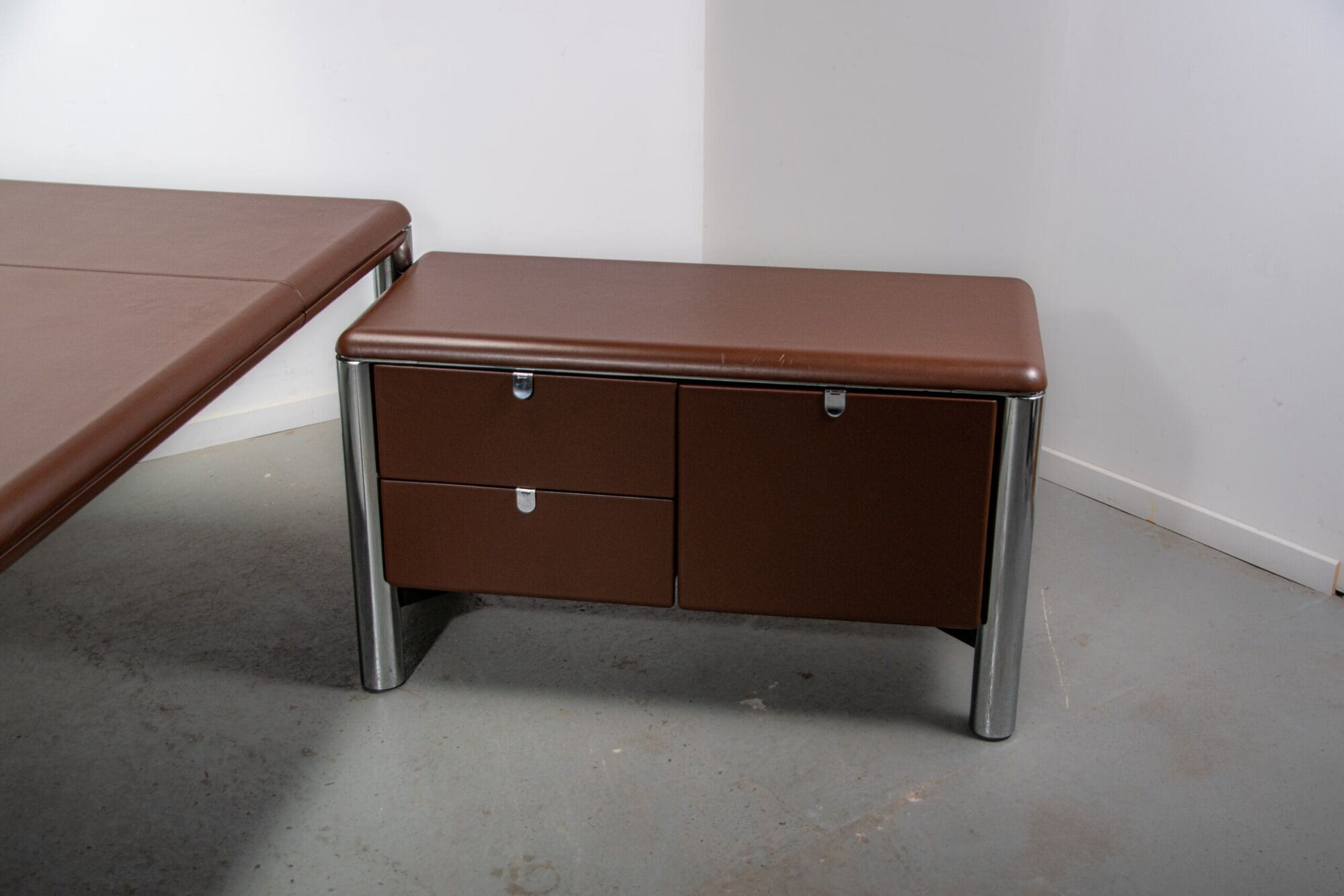 No. 3055D table desk and No. 3076 credenza extension from the Pfister Executive Office Collection for KnollStudio, circa 1988