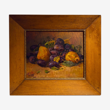 Nature morte aux quetsches et poires signée et datée 1935