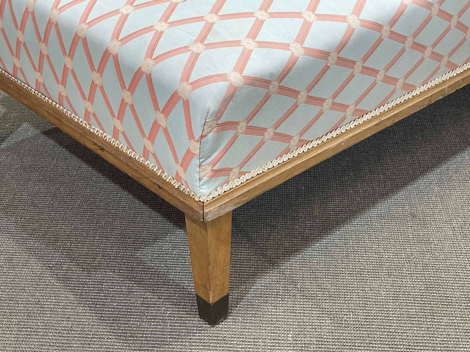 Lit de repos anglais début XXème en chêne, quelques tâches sur le tissu