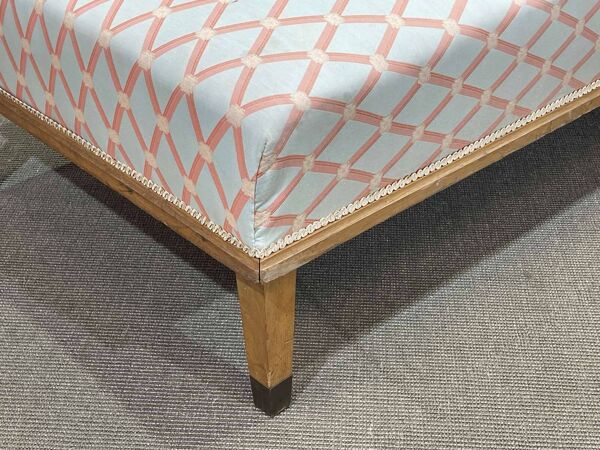 Lit de repos anglais début XXème en chêne, quelques tâches sur le tissu