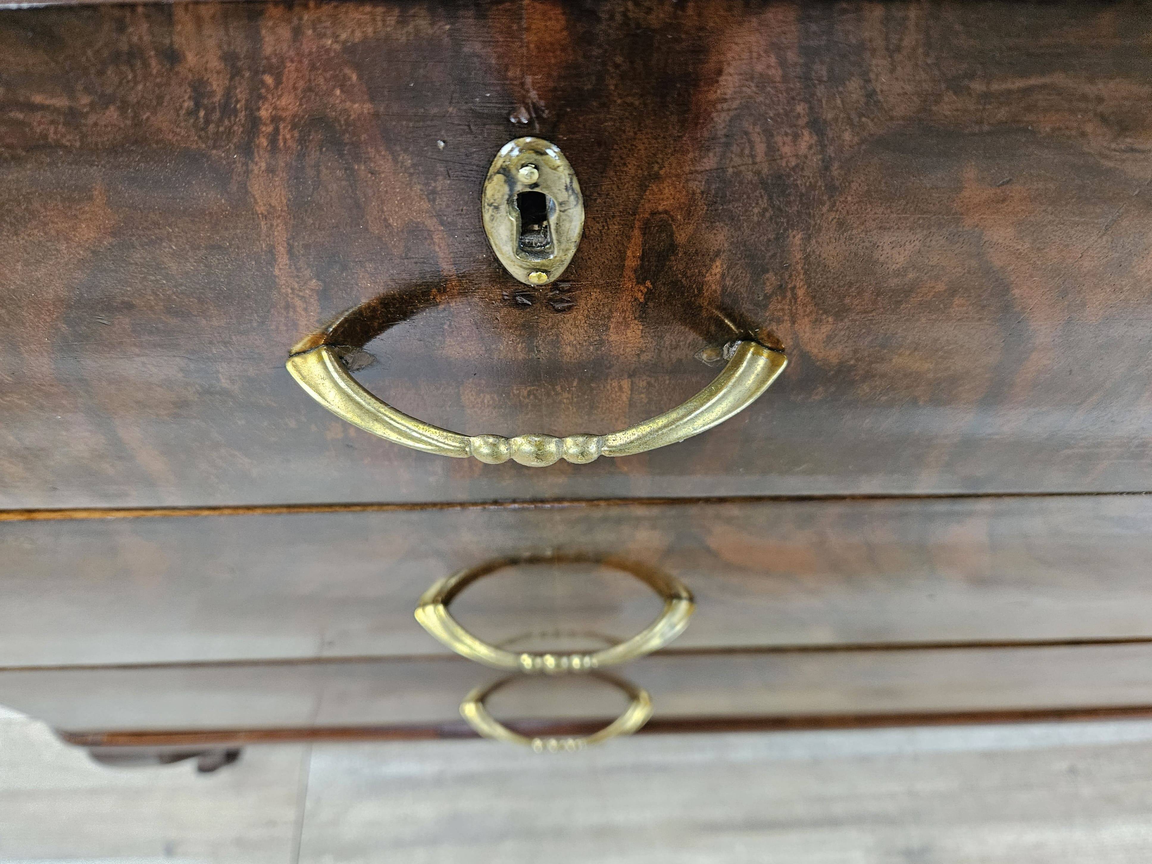 Chest of drawers with five drawers in wood and brass
