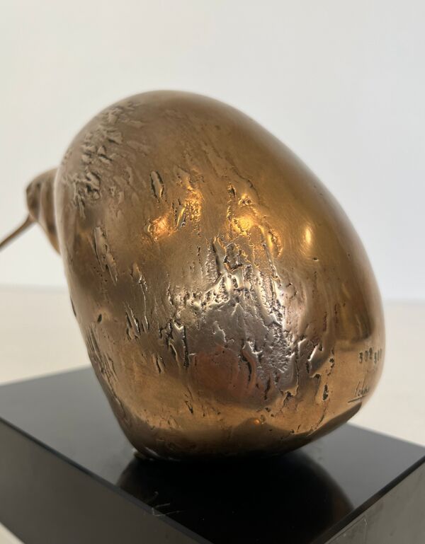 Sculpture en bronze représentant un oiseau stylisé sur socle en marbre noir, signée et numérotée