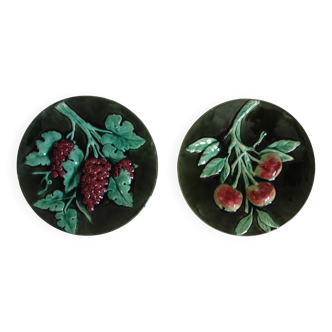 2 grandes assiettes en barbotine décor fruit fin XIXème