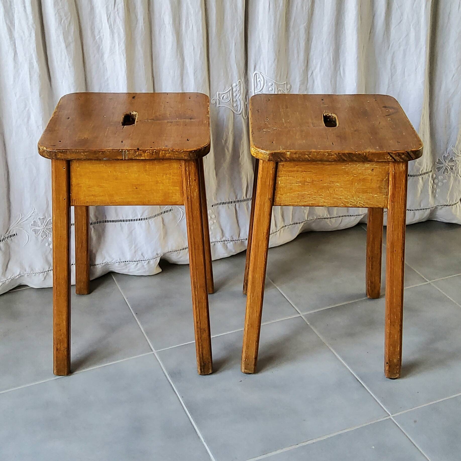 Paire de tabourets de ferme anciens