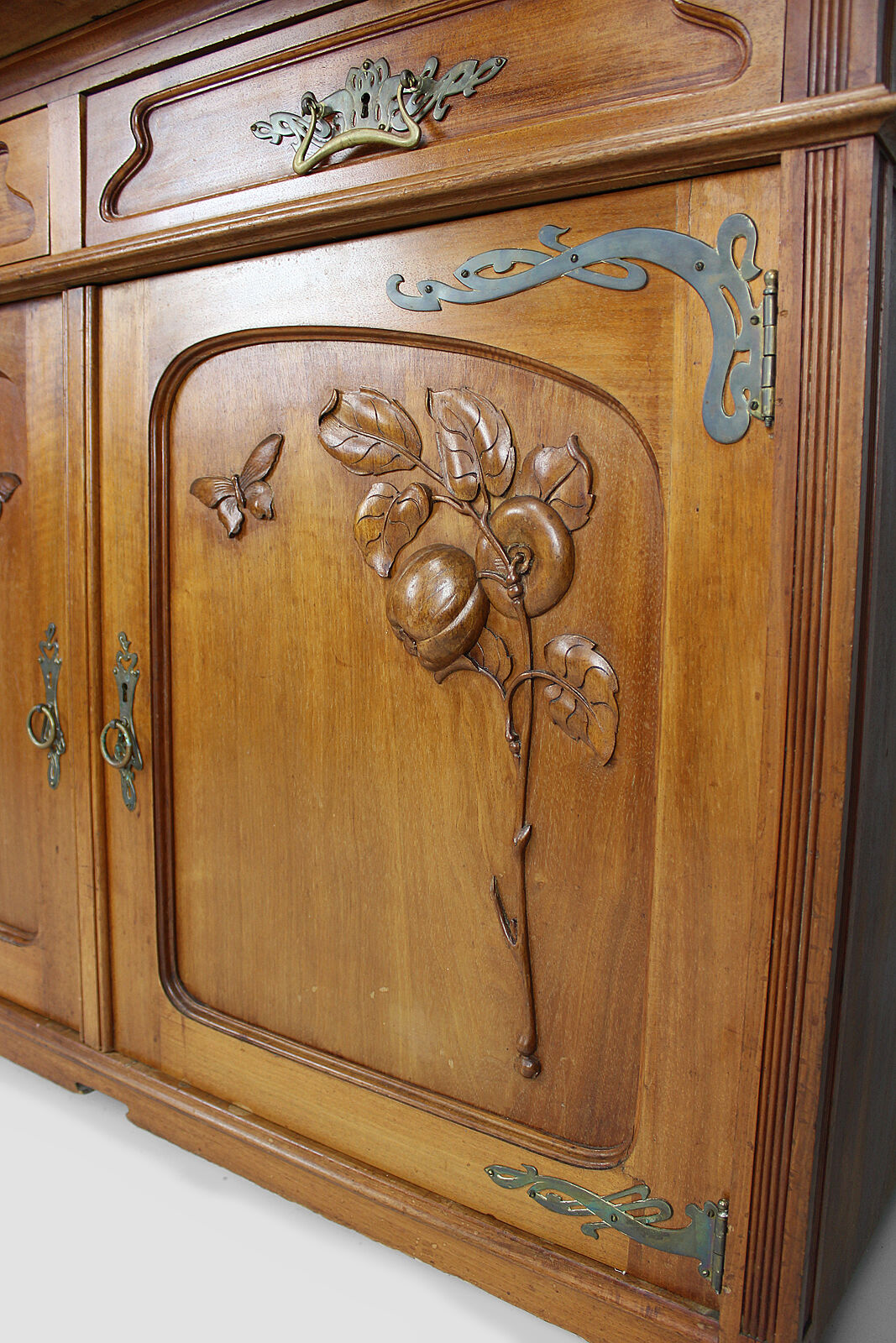 Buffet Art Nouveau en acajou sculpté et vitraux, vers 1900
