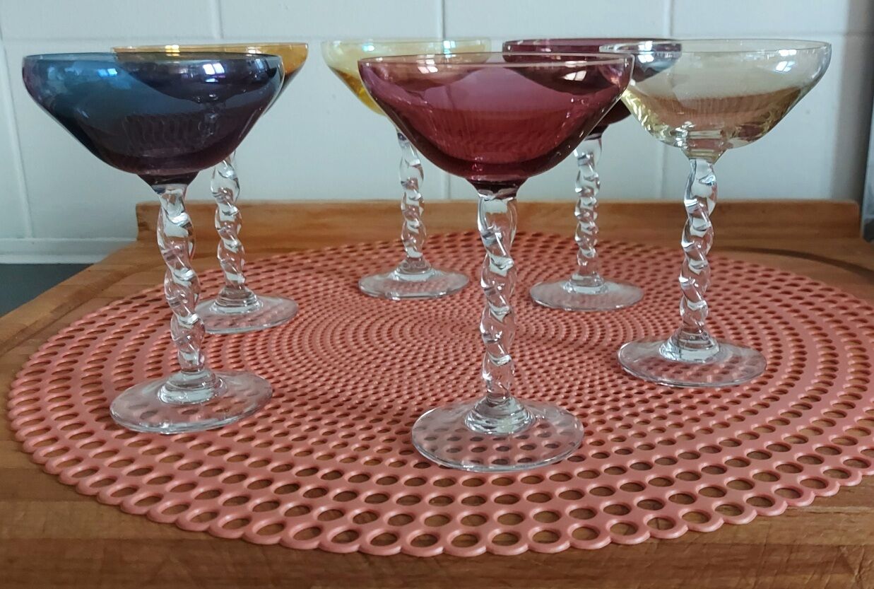 6 coupes à  champagne pied torsadé multicolore annee 1970