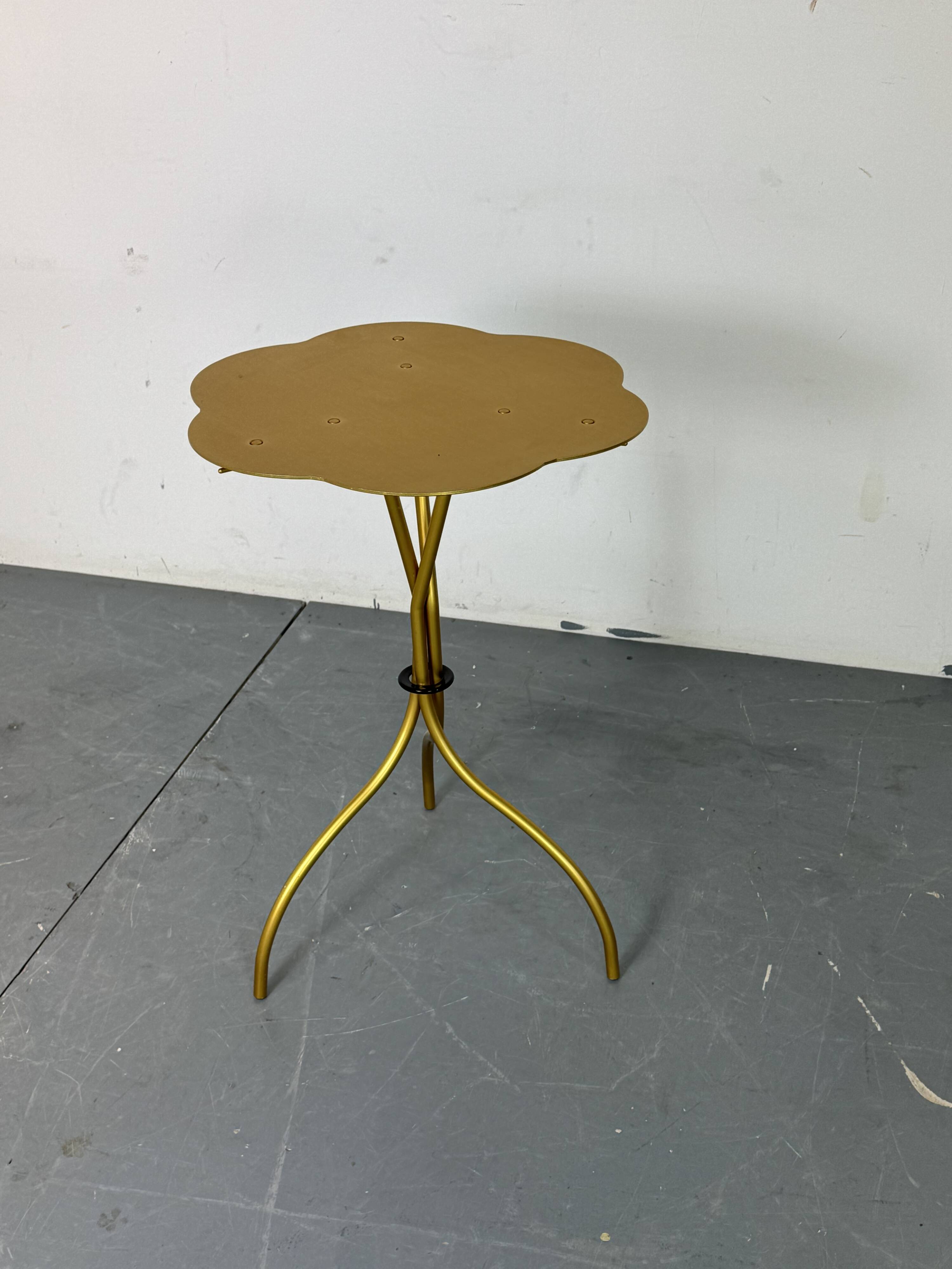 Table d'appoint haute design italien par Emaf Progetti pour Zanotta années 1980.