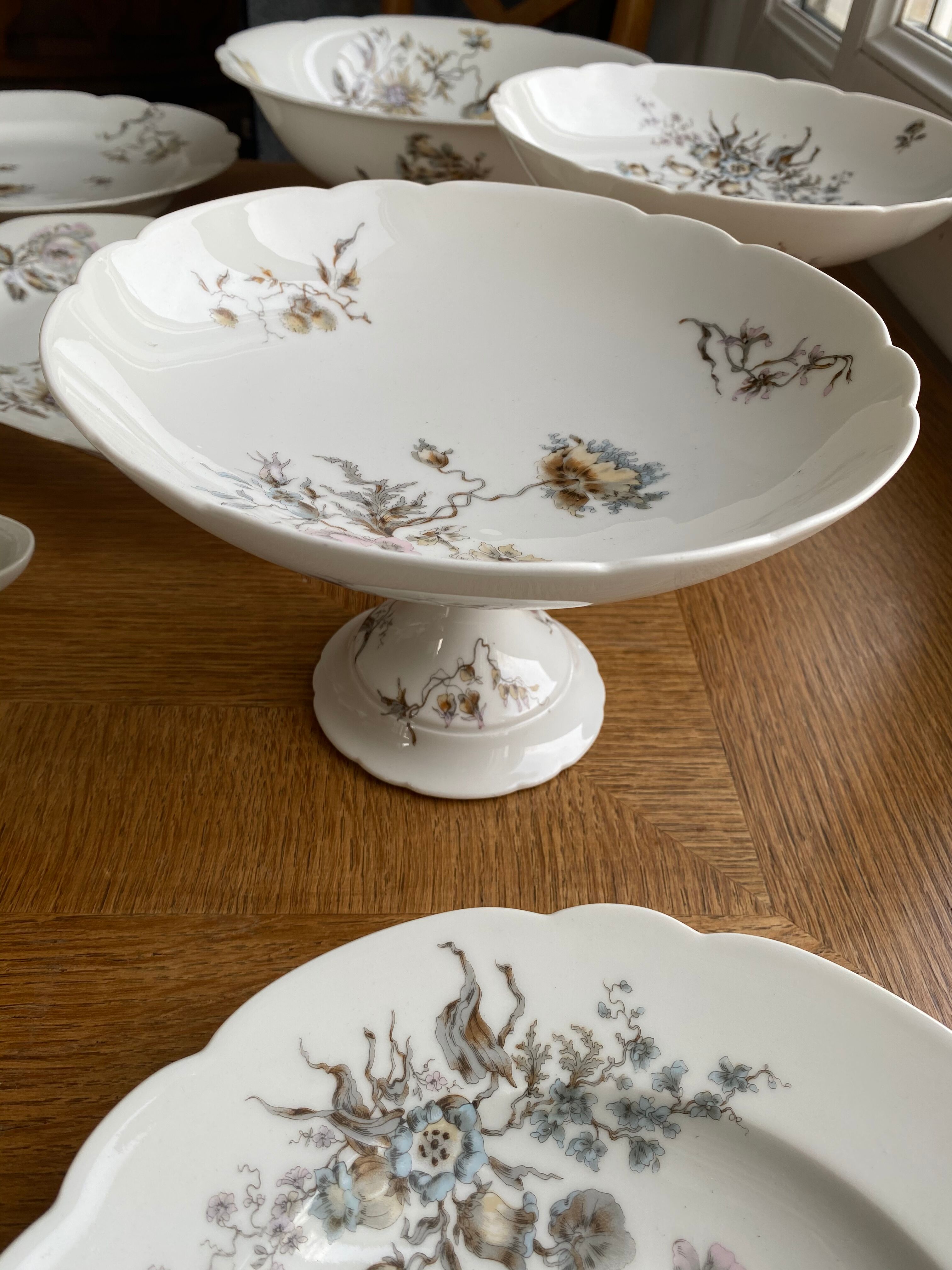 Porcelain crockery service